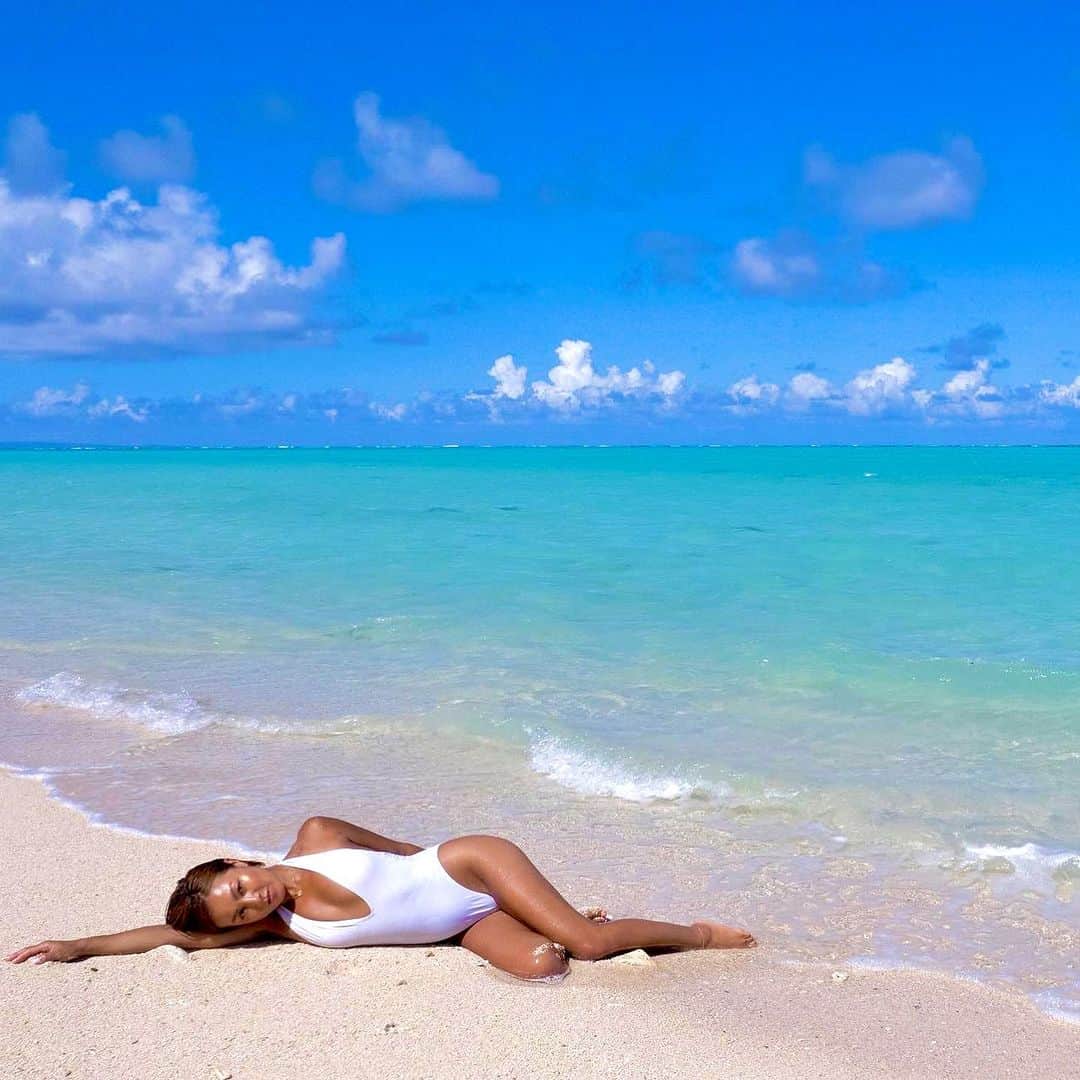 Nazukiさんのインスタグラム写真 - (NazukiInstagram)「🩵beautiful ocean🤍  Hallo 9月🧡  8月も最終日は ブルームーン🌕 今年最大の満月 破壊と再生✨ 許しと愛✨  7月から心と身体の不調があり、 ほんとに苦しかった🥹 試練だった..  時に、毎日が精一杯で、今を生きるのに必死な時ってあるし、 自分を大事にできなくて、受け入れられなく、 見失いコントロールできない時 だってある🥹  ただ、どんな問題が起きても 全ては自分の問題、相手が環境がではない、、 どれだけ 自分と向き合う事ができるか✨  外ばかりに目を向けて、逃げていっても、必ずまた自分に同じ問題が大きくなってかえってくる🥹 痛感したなー🥹  結果、全て自分次第👍 自分が変わらないと✨  最後に大好き島に行けて❤️ 海行けて自分らしさを感じた夏☀️  #nazuki #summer #beach #beautiful #sea #ocean #iland #japan #beautifulocean  #自分との向き合い  #満月　#ブルームーン #fullmoon #bluemon #島好き　#海好き #島旅好きな人と繋がりたい  #海好きな人と繋がりたい  #綺麗な海 #与論島 #yoronisland」9月1日 20時42分 - nazuki_08
