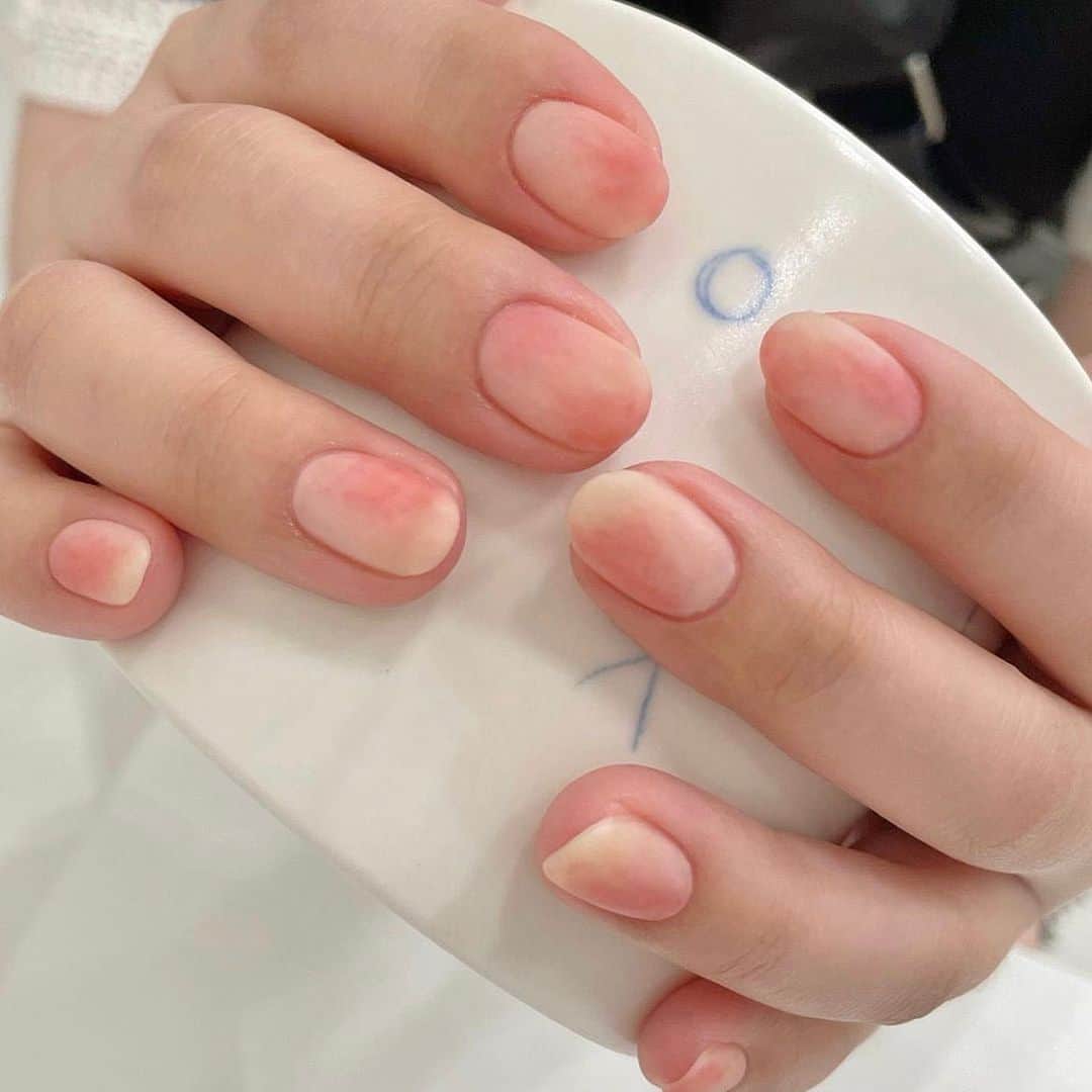 ELLE JAPANさんのインスタグラム写真 - (ELLE JAPANInstagram)「【桃ネイル🍑】 淡いベージュとピンクのランダムなグラデーションで作る人気の桃ネイルは、リアルに桃が美味しい初秋の季節はなんだか余計に魅力的😋🧡 淡い品種から赤みのあるタイプまで、みずみずしくジューシーなピーチの果肉や皮を巧みに描いたデザインを参考に、みんなも好みの桃を描いてみては？🍑✨  #regram from @nail.nuha @nailbin_ @samtist_nail @muffin_nail @nail__mooi @nail_salondej @naillee.sg @_mini.nail_ @onuweol.nail   #ellebeauty #ellejapan #nails #manicure #naildesigns #artnails #nailsoftheday #notd #peachnails #fruitnails #juicynails #pinknails #gradationnails #autumnnails #nailart #nailtrend #桃ネイル #秋ネイル #ネイルトレンド #복숭아네일」9月1日 20時42分 - ellejapan_beauty