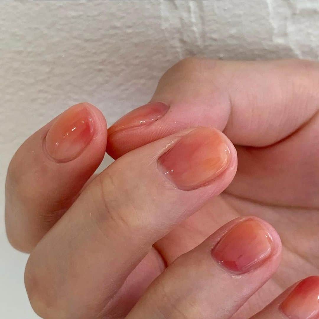 ELLE JAPANさんのインスタグラム写真 - (ELLE JAPANInstagram)「【桃ネイル🍑】 淡いベージュとピンクのランダムなグラデーションで作る人気の桃ネイルは、リアルに桃が美味しい初秋の季節はなんだか余計に魅力的😋🧡 淡い品種から赤みのあるタイプまで、みずみずしくジューシーなピーチの果肉や皮を巧みに描いたデザインを参考に、みんなも好みの桃を描いてみては？🍑✨  #regram from @nail.nuha @nailbin_ @samtist_nail @muffin_nail @nail__mooi @nail_salondej @naillee.sg @_mini.nail_ @onuweol.nail   #ellebeauty #ellejapan #nails #manicure #naildesigns #artnails #nailsoftheday #notd #peachnails #fruitnails #juicynails #pinknails #gradationnails #autumnnails #nailart #nailtrend #桃ネイル #秋ネイル #ネイルトレンド #복숭아네일」9月1日 20時42分 - ellejapan_beauty