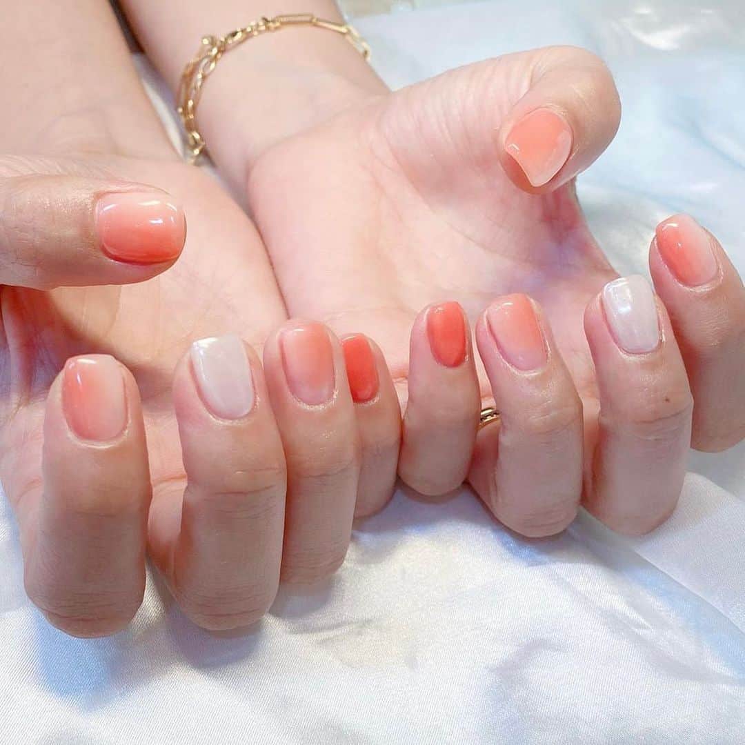 ELLE JAPANさんのインスタグラム写真 - (ELLE JAPANInstagram)「【桃ネイル🍑】 淡いベージュとピンクのランダムなグラデーションで作る人気の桃ネイルは、リアルに桃が美味しい初秋の季節はなんだか余計に魅力的😋🧡 淡い品種から赤みのあるタイプまで、みずみずしくジューシーなピーチの果肉や皮を巧みに描いたデザインを参考に、みんなも好みの桃を描いてみては？🍑✨  #regram from @nail.nuha @nailbin_ @samtist_nail @muffin_nail @nail__mooi @nail_salondej @naillee.sg @_mini.nail_ @onuweol.nail   #ellebeauty #ellejapan #nails #manicure #naildesigns #artnails #nailsoftheday #notd #peachnails #fruitnails #juicynails #pinknails #gradationnails #autumnnails #nailart #nailtrend #桃ネイル #秋ネイル #ネイルトレンド #복숭아네일」9月1日 20時42分 - ellejapan_beauty