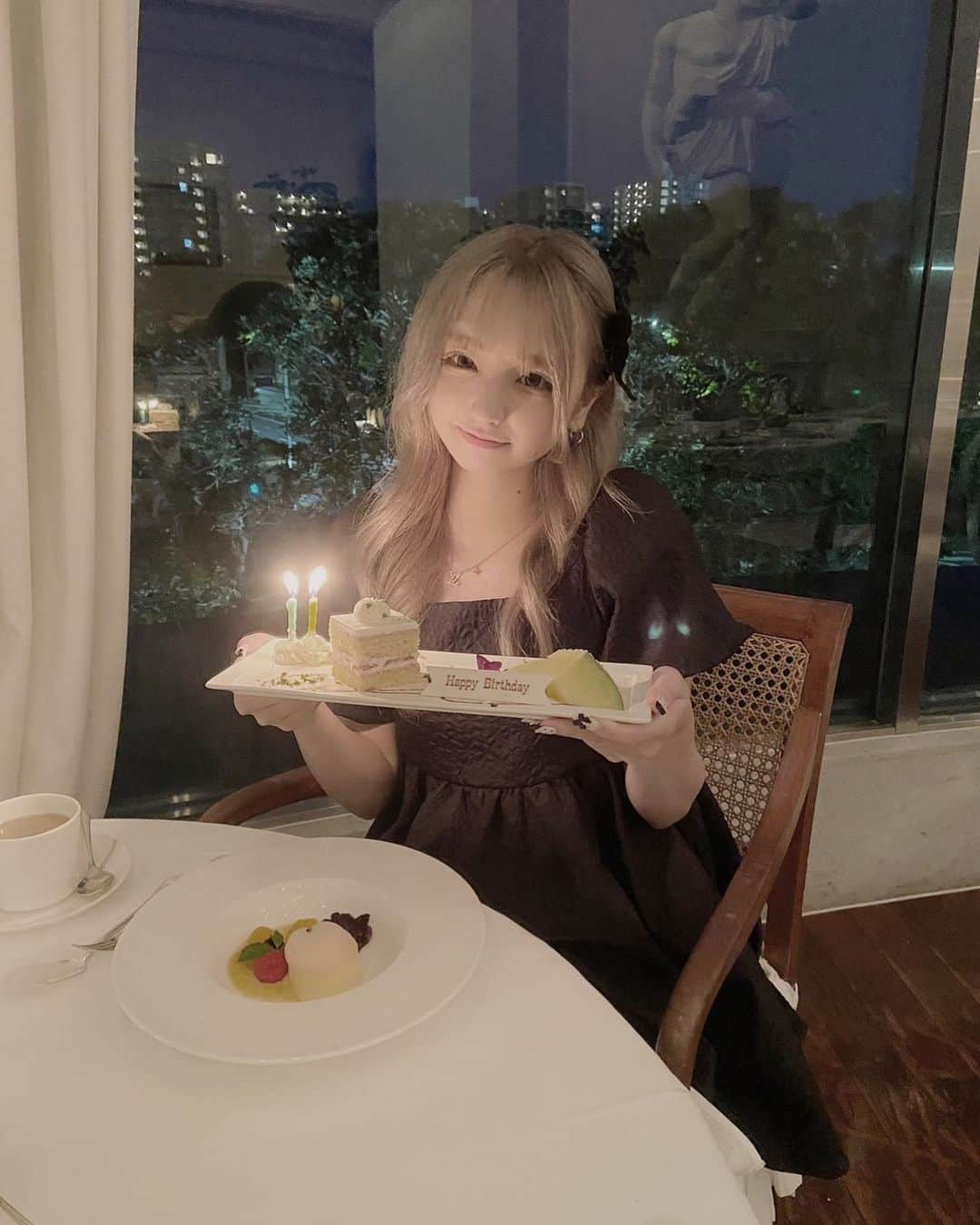 深野ひなさんのインスタグラム写真 - (深野ひなInstagram)「．  ホテル内のレストランからバースデーケーキを頂きました🍰 素敵なケーキありがとうございます♡  #バースデーケーキ #ベラルーサ #ホテルザマンハッタン」9月1日 20時34分 - hina.fukano