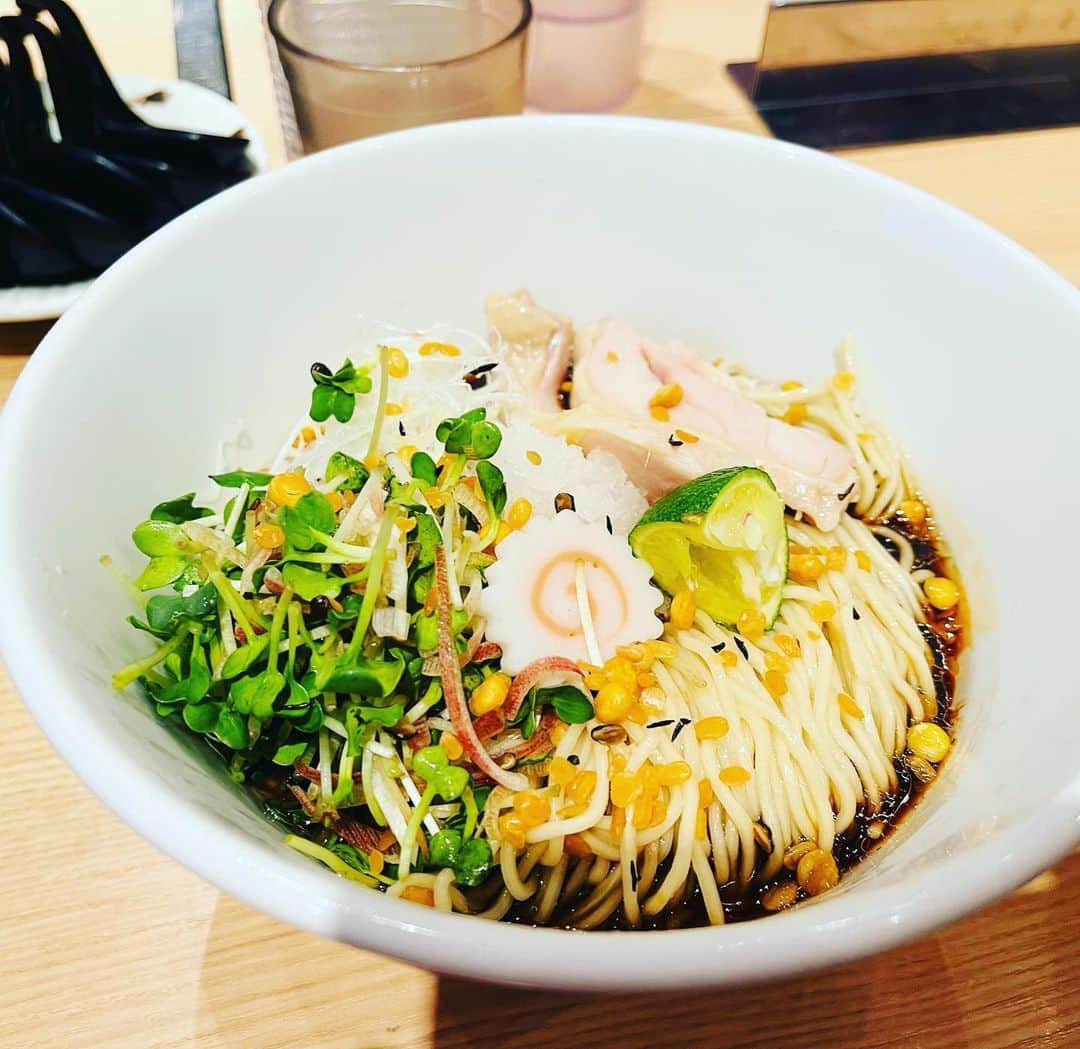 水谷さるころのインスタグラム：「さとうの黒酢冷やし飴おろしラーメン…美味しかった。この並んだワードから一体何がどーなるんだと、思ったけど…マリアージュしてました。あと2週間は出てるっぽい。」