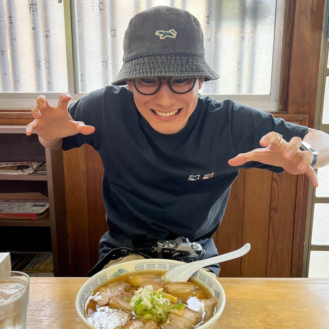 朝田淳弥さんのインスタグラム写真 - (朝田淳弥Instagram)「8月も終わったから夏の思い出🍜🏄🏃  喜多方ラーメンが食べたい！ ということで往復600km以上運転して福島県行ってきた 2軒回って腹は大満足 やっぱりラーメン大好きですわ  人生初のサーフィンに挑戦 波乗れて満足やけど日焼けはした はまりそう、夏サーフィン、冬スノーボード ソフトクリームみたいな雲  『人間塩出し昆布マラソン大会』に参加 速さじゃなくてどれだけ体重落とせるかっていう変わった競技 結果-1.9kg ちなみに一位は-5kgくらいらしい  #オフ田」9月1日 21時00分 - asadajunya_official