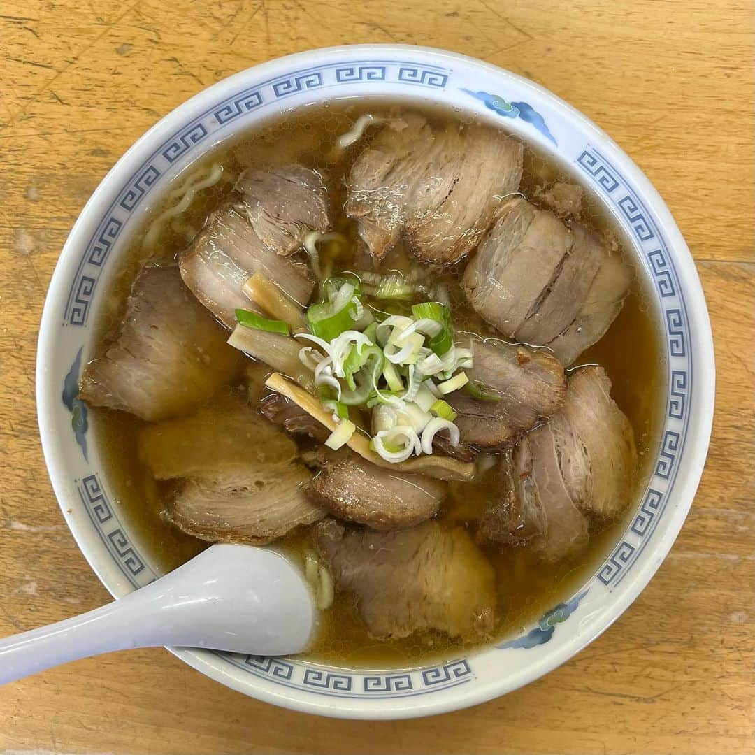 朝田淳弥さんのインスタグラム写真 - (朝田淳弥Instagram)「8月も終わったから夏の思い出🍜🏄🏃  喜多方ラーメンが食べたい！ ということで往復600km以上運転して福島県行ってきた 2軒回って腹は大満足 やっぱりラーメン大好きですわ  人生初のサーフィンに挑戦 波乗れて満足やけど日焼けはした はまりそう、夏サーフィン、冬スノーボード ソフトクリームみたいな雲  『人間塩出し昆布マラソン大会』に参加 速さじゃなくてどれだけ体重落とせるかっていう変わった競技 結果-1.9kg ちなみに一位は-5kgくらいらしい  #オフ田」9月1日 21時00分 - asadajunya_official