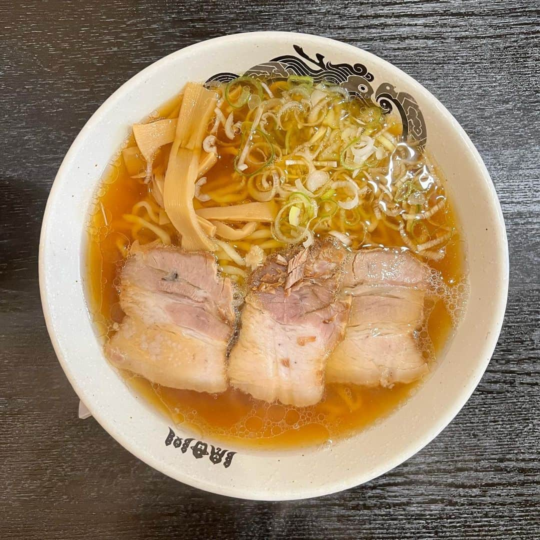 朝田淳弥さんのインスタグラム写真 - (朝田淳弥Instagram)「8月も終わったから夏の思い出🍜🏄🏃  喜多方ラーメンが食べたい！ ということで往復600km以上運転して福島県行ってきた 2軒回って腹は大満足 やっぱりラーメン大好きですわ  人生初のサーフィンに挑戦 波乗れて満足やけど日焼けはした はまりそう、夏サーフィン、冬スノーボード ソフトクリームみたいな雲  『人間塩出し昆布マラソン大会』に参加 速さじゃなくてどれだけ体重落とせるかっていう変わった競技 結果-1.9kg ちなみに一位は-5kgくらいらしい  #オフ田」9月1日 21時00分 - asadajunya_official