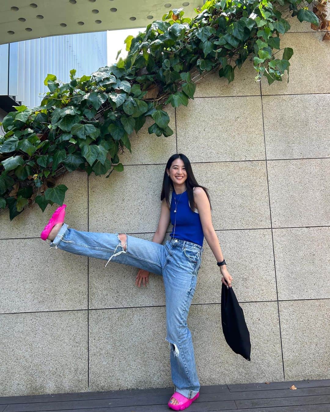 青野楓さんのインスタグラム写真 - (青野楓Instagram)「💙✖️🩷 #kaede626style #ブルーカエデ #ugg#アグ#ジェラクリアスライド」9月1日 20時38分 - kaede626