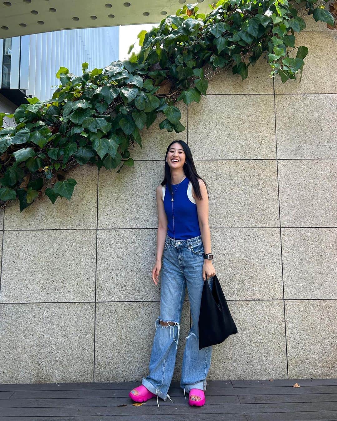 青野楓のインスタグラム：「💙✖️🩷 #kaede626style #ブルーカエデ #ugg#アグ#ジェラクリアスライド」