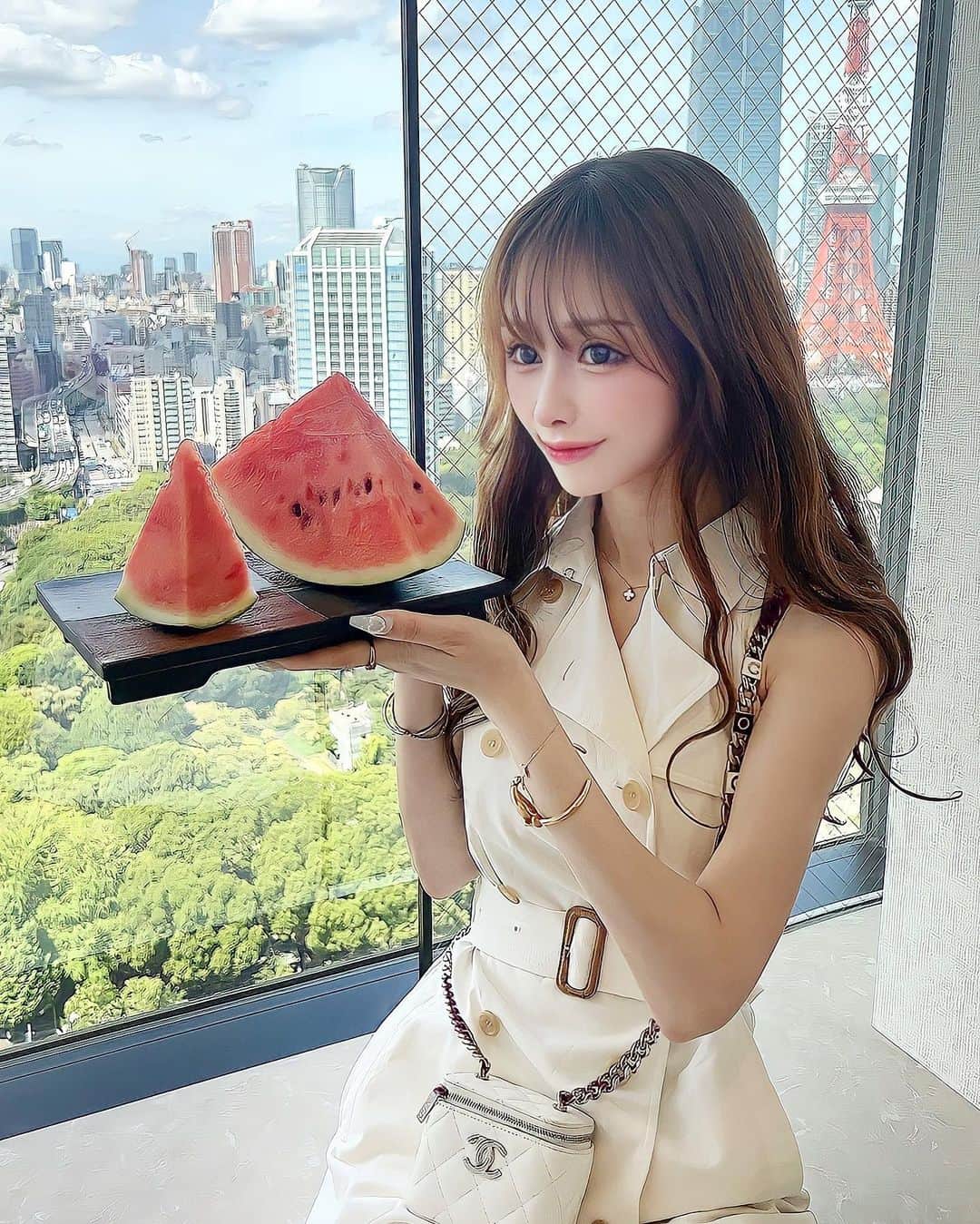 浦西ひかるさんのインスタグラム写真 - (浦西ひかるInstagram)「みんな！ドバイに行けるチャンス！❤️  着物ドレスって知ってる？♡ ドバイでランウェイショーに出る女の子募集❣️ 前からお知り合いの着物ドレスをデザインしている服部由奈さん♡ @yuna_hattori  由奈さんは有名な美容家さんで、あのマツエクを日本に持ち込んだ第一人者💖  そして何とその由奈さんのオリジナル着物ドレスブランド @kanon.kimonodress 「奏音KANON」のランウェイショーがドバイで開催されるらしく、そのオーディションが9/24に東京で開催されます。  この着物ドレスはファスナー1本で着脱できるもので、着付けが出来ない方でも気軽にパーティーなどに着れる画期的なドレス👗♡  今回のオーディションに合格すれば、由奈さんと一緒にドバイに行けちゃう🥹💖  この機会絶対逃さないでネ‼️  最後に載せたQRコードから 申し込みしてね！  ストーリー、ハイライトにも残してるけど詳細はリンク先へ🔗 https://yunah.jp/dubai_kanon_show/  #yuna_hattori #服部由奈 #奏音 #kanon #着物ドレス #ドレス #着物ドレスデザイナー #着物ファッション #着物コーディネート #ファッション #着物ドレスランウェイ #kimono #kimonodress #dress #sdgs #和装 #伝統文化 #着物再生 #着物再生ドレス #着物職人 #ドバイ #dubai #カリスマ #美のカリスマ #女性経営者」9月1日 20時39分 - uranishihikaru