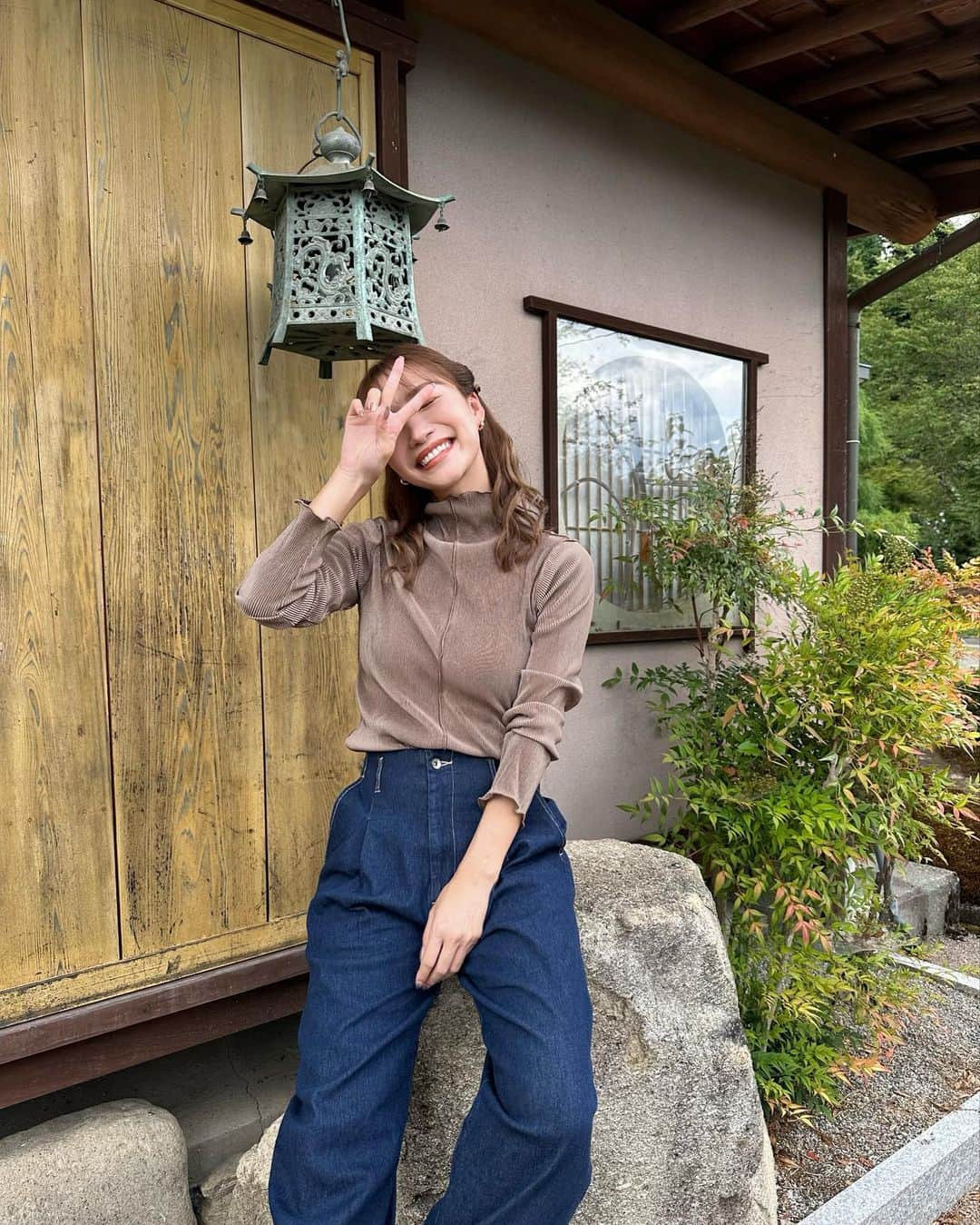 YUKIKOさんのインスタグラム写真 - (YUKIKOInstagram)「. 地元に帰ったら必ず行くアイス屋さん🍦 ミルク感濃厚で美味しいのー🫶🏻✨  この日のコーデは @classicalelf_official のトップス🐻 光沢感があって上品な感じ✨ 前後2wayで着れてレイヤードスタイルにぴったりだよ🫶🏻 これからの時期はニットの下に着ても可愛いなー🥰  モカのMサイズだよ🐻🤎  #クラシカルエルフ #classicalelf #エルフコーデ #タイアップ #zozo #zozotown #zozo購入品 #zozotown購入品 #メロウトップス #プリーツトップス #ハイネック #秋服 #秋コーデ」9月1日 20時40分 - 128yukinco