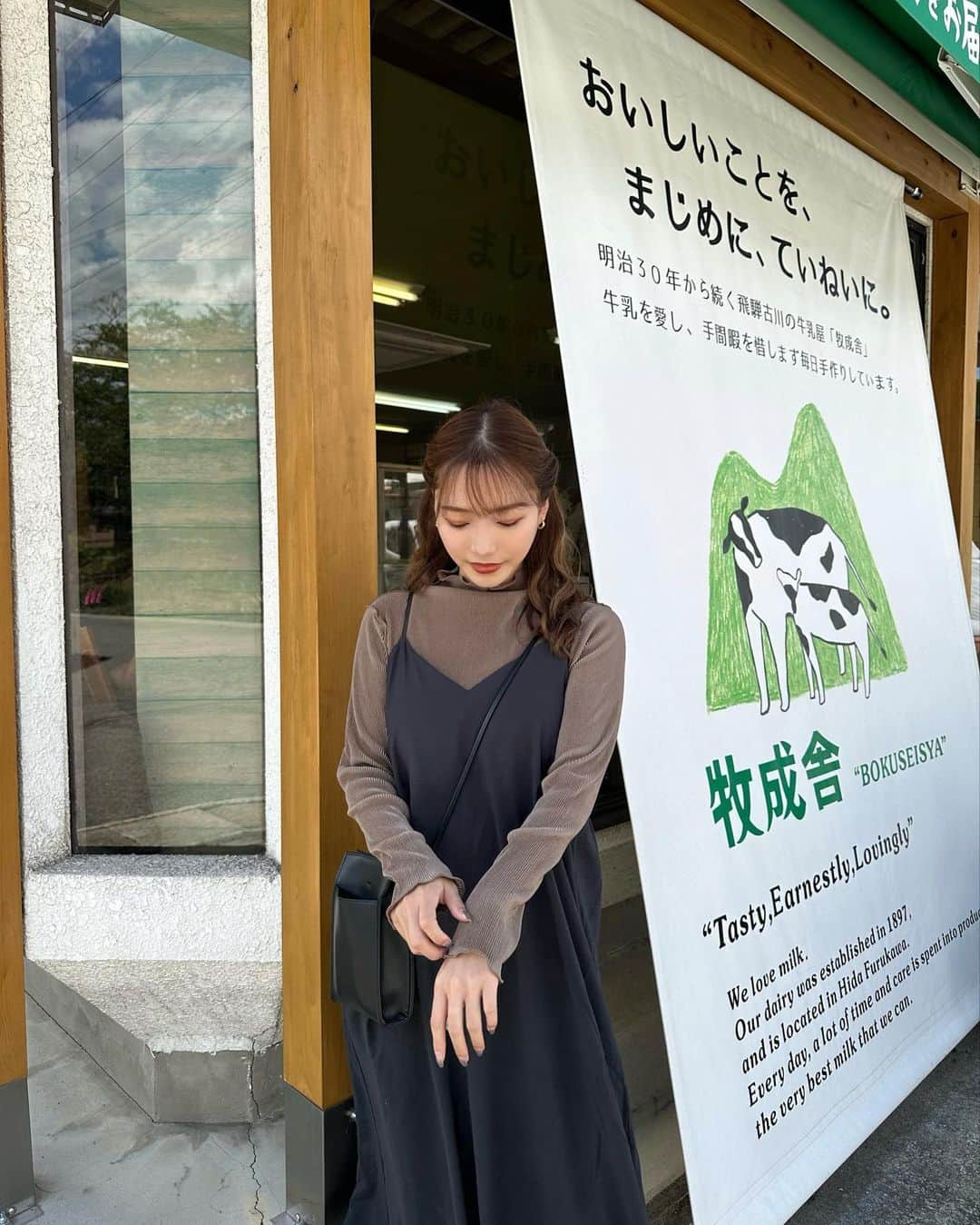YUKIKOさんのインスタグラム写真 - (YUKIKOInstagram)「. 地元に帰ったら必ず行くアイス屋さん🍦 ミルク感濃厚で美味しいのー🫶🏻✨  この日のコーデは @classicalelf_official のトップス🐻 光沢感があって上品な感じ✨ 前後2wayで着れてレイヤードスタイルにぴったりだよ🫶🏻 これからの時期はニットの下に着ても可愛いなー🥰  モカのMサイズだよ🐻🤎  #クラシカルエルフ #classicalelf #エルフコーデ #タイアップ #zozo #zozotown #zozo購入品 #zozotown購入品 #メロウトップス #プリーツトップス #ハイネック #秋服 #秋コーデ」9月1日 20時40分 - 128yukinco