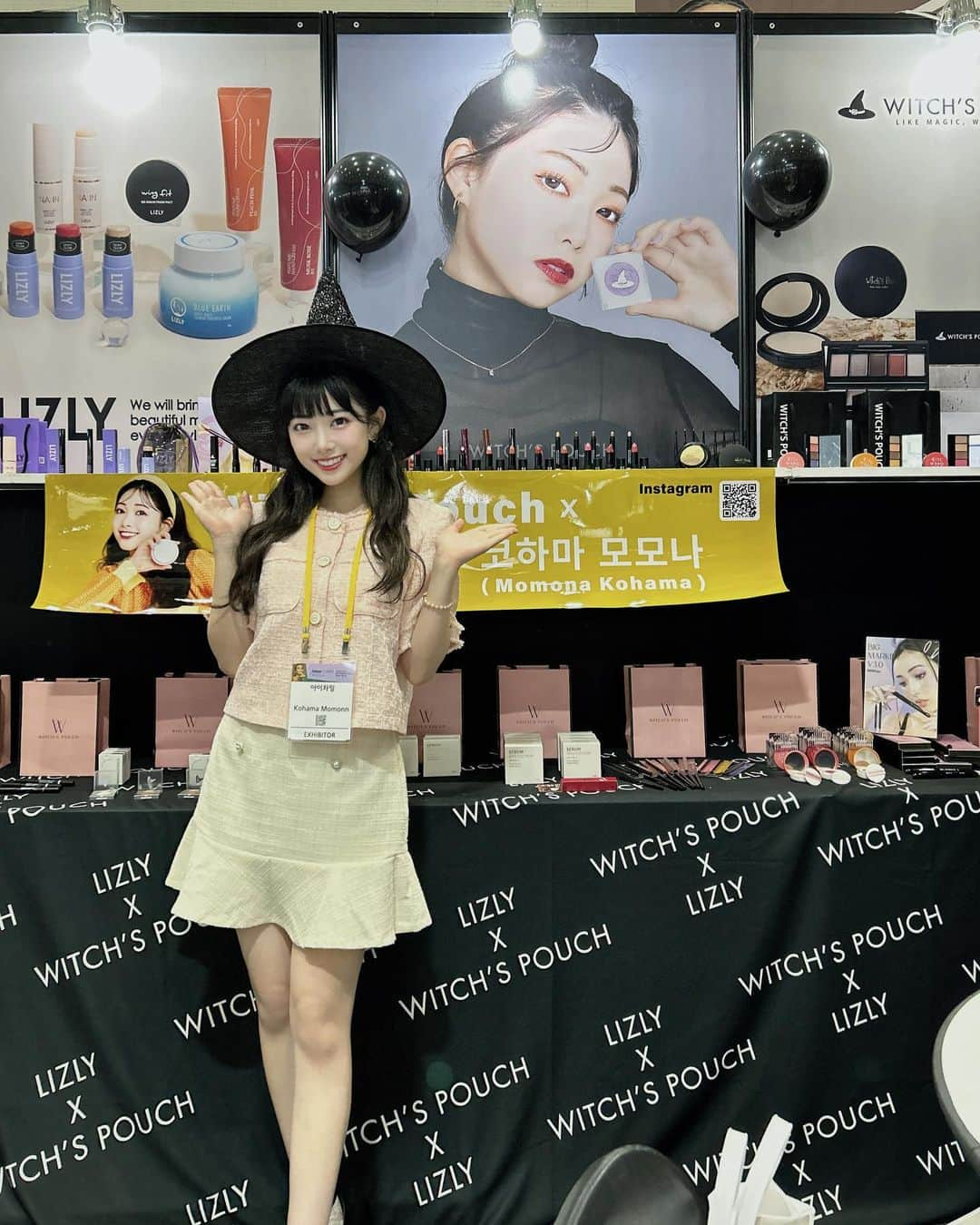  小浜桃奈のインスタグラム：「🧙‍♀️ 8月30日から本日9月1日まで 韓国三成にあるCOEXで開催されていた ✨interCHARM KOREA 2023✨に行ってきました💄  @witchspouch_jp のブースが大きくあり、 私の写真も飾ってあって嬉しかったです🩷 韓国のイベントにまた参加できるように、沢山の人に @witchspouch_jp の魅力を伝えられるように頑張ります🌈」