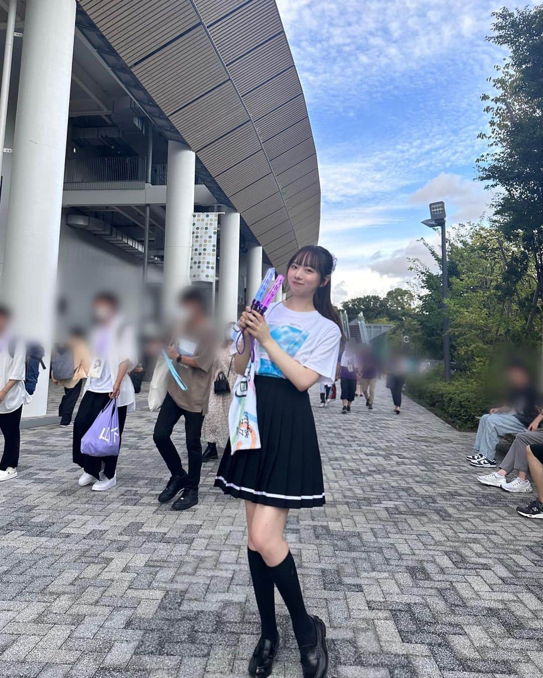 あんさんのインスタグラム写真 - (あんInstagram)「💜🩵  #乃木坂46 #真夏の全国ツアー2023   全力でコールしすぎて喉枯れたよーーたのしすぎた！  ずーっと推しとかは言わない方がいいのかなーって思ってたからなんとなく言わないでいたんだけど、 ライブ行ってきたよーって投稿したら思った以上にみんなから楽しい反応をもらえて嬉しかったです！！！！！🥹 だから2個目の投稿しちゃう！！！笑  てかこれがライブTシャツなのかわいすぎない？！？！  スカートは@kankoshopharajuku さんでレンタルしました！  #真夏の乃木坂天国 #真夏の全国ツアー2023神宮　 #乃木坂46 #神宮 #真夏の全国ツアー #乃木坂 #乃木坂ファン #乃木坂スカート #乃木坂ライブ #乃木坂コーデ  #制服 #jk #06 #ベイビーチャンネル #ootd #fashion #데일리 #셀카 #오오티디 #일본 #일본인 #여고생 #japanesegirl #고등학생 #여고생 #유니폼 #학교 #カンコーショップ原宿 #なんちゃって制服 #制服コーデ」9月1日 20時43分 - annpeach__