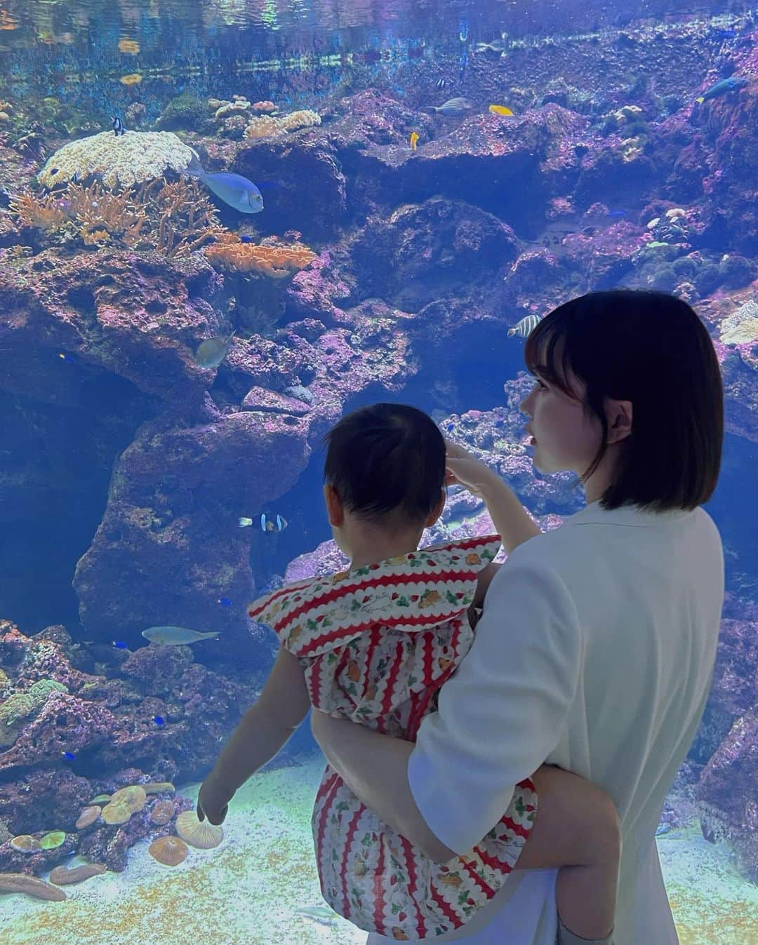 柯柯YELIZさんのインスタグラム写真 - (柯柯YELIZInstagram)「本來想說好久沒有發文了 要來拍個溫馨的母女照 結果⋯排隊到我的時候 欸比剛好想睡覺鬧脾氣呢😃 沒有一張能看⋯欸比在我身上瘋狂掙扎大叫 尷尬死惹趕快離開🫠 但門票不便宜還是要發個文記錄一下🥹」9月1日 20時43分 - yelu.22