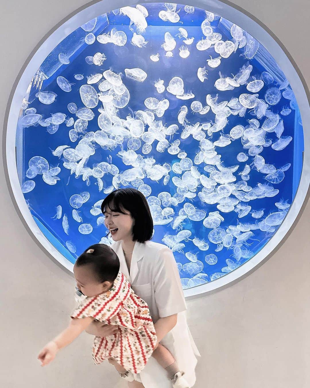 柯柯YELIZさんのインスタグラム写真 - (柯柯YELIZInstagram)「本來想說好久沒有發文了 要來拍個溫馨的母女照 結果⋯排隊到我的時候 欸比剛好想睡覺鬧脾氣呢😃 沒有一張能看⋯欸比在我身上瘋狂掙扎大叫 尷尬死惹趕快離開🫠 但門票不便宜還是要發個文記錄一下🥹」9月1日 20時43分 - yelu.22