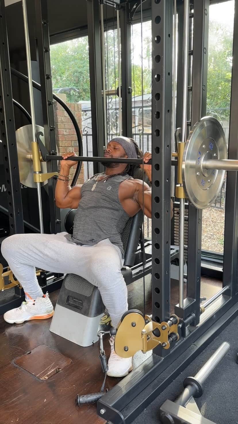 Ulissesworldのインスタグラム：「This Power Gym is all you’ll ever need from @watsongymequipment 🔥  This right here is a staple piece of equipment in my home gym 💪🏾 Three machines in one. Perfect for bench press, shoulder press, any fly move moment, body weight exercises, and your rack on there too so there’s no excuses to miss legs this week 💪🏾🔥 It is the ultimate heavy duty home gym or for all my PTs out there this would be perfect for your own studio machine 🙌🏾 there are really endless possibilities with this machine!!   If you’re ready to step up you equipment give my team over @watsongymequipment a message 💪🏾」