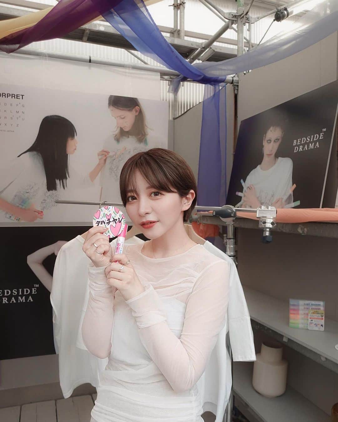 ゆ い りのインスタグラム：「表参道のAppleすぐ近く🎪 B-Flat COMMUNEでやってるイベントに遊びに行ってきたよ ⛱️  【Shachihata Artline X】は、 ハンコが有名なシヤチハタとファッションブランドのコラボで、布にペイントできるマーカーとオリジナルTシャツを紹介しています🤍👕  今日1日〜3日(日) 12時〜18時の開催なので、この土日お時間のある方はぜひ😌🩵  来場記念に、マーカーで布缶バッジへ塗り絵をしてイベント中Instagramで投稿すると、会場で使用できる500円OFFチケットのプレゼントも 🎁♡  @shachihata_official  #アートラインdeco #シヤチハタ #シャツマーカー #文具 #表参道」