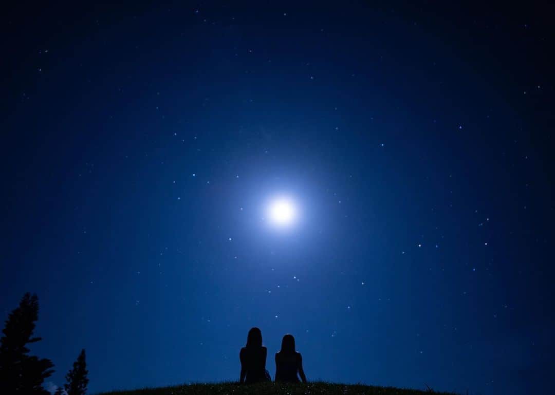 三上絵梨華さんのインスタグラム写真 - (三上絵梨華Instagram)「星空フォト💫 綺麗すぎるし幻想的すぎる  #星空フォト #星空 #月 #満月 #夜空 #宮古島 #沖縄  #歌舞伎町 #キャバ嬢 #キャバクラ #美人茶屋 #美神絵梨華 #ショートカット #金髪 #ギャル」9月1日 20時45分 - erikasamaaaaa