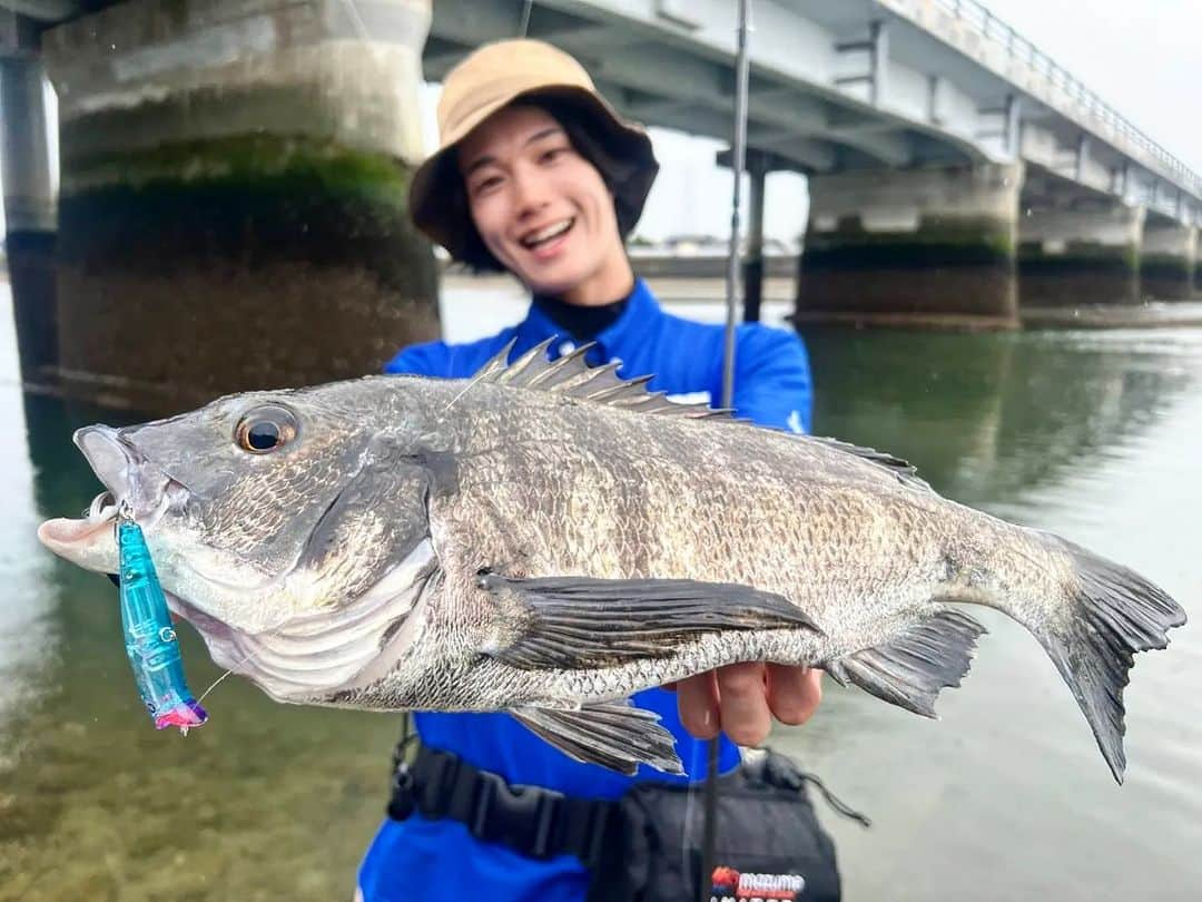 外山将平さんのインスタグラム写真 - (外山将平Instagram)「真夏のチヌトップゲーム！　　　　　　　　　 釣れない時間が長いからこそ釣れたときの喜びはいつも以上におおきい。　　　　　 久しぶりに震えた…､､また一つ引き出しが増えました。　　　　　　　　　　　　　 　　　　　　　　　　　　 8月の最終日に夏を感じてきましたよ🎐　　　　　 この模様はBS釣りビジョン9月13日オンエア「海と青の物語」にて🐟　　　　　　　　　　　　　　　　 　　　　　　　　　　　　　　 #BlueBlue #アングラーズマイスター　　　　　　　　　　　　　　　　　　　　　　　　　　　　　　　 #ガボッツ #ガボッツ65　　　　　　　　　　　　　　　　　　　　　　　　　　　　　　 #ブルーブルー　　　　　　　　　　　　　　　　　 #钓鱼 #每日穿搭 #시바스 #농어　　　　　　　　 　　　　　　　　　　　　　　　　　　　 　　　　　　　　　　　　　　　　　　　　　　　　　　　　　　　　　　　　　　　　　　　  ◆釣りにかかわらず､出たゴミは持ち帰りましょう！ 一人一人の意識で自然は守れます。 釣り場､自然を大切に🐟　　　　　　　　　　　　　　　　  ◆キャスト時は必ず後方確認をして ルアーや針が歩行者､同行者に当たらないようにしましょう。　　　　 　　　　　　　　　　　　　　　　　　　　　　　　　　　　　　 ◆釣りの際はライフジャケット着用をお願い致します。　　　　　　　 命を守りましょう！　　　　　　　　　　　　　　　　　　　　　　　　　　　　　　　　　　 　　　　　　　　　　　　　　　　　　　　　　　　　　　　　　　　　　　　　 ◆YouTube⇩(始めました！チャンネル登録お願いします！) https://youtube.com/channel/UC07x3DbJCNv_gAFvAjaWQMQ　　　　　　　 　　　　　　　　　　　　　　　　　　　　　  ◆アングラーズ↓🎣 外山将平 https://anglers.jp/users/530231 こちらもチェックお願い致します🐟　　　　　　　  ◆Twitter↓ https://mobile.twitter.com/syohei_1108 こちらもフォロー宜しくお願い致します！🙇‍♂　　　　　 　　　　　　　　　　　　　　　　　　　　　　　　　　　　　　　　　　　　　　　　　　　　　　　　　　　　　　　　　　　　　　　　　　 　　　　　　　　　　　　　　　　　　　　　　　　　　　　 #今日の外山 #俳優 #外山将平  #釣り好きな人と繋がりたい #釣りスタグラム #シーバス #東京湾奥 #釣りの成長記録 #釣りで人生を豊かに  #fishing #lure #bass #fish #fishinglife #bigfish  #instafish  #bassfishing #seabass」9月1日 20時46分 - syohei_toyama