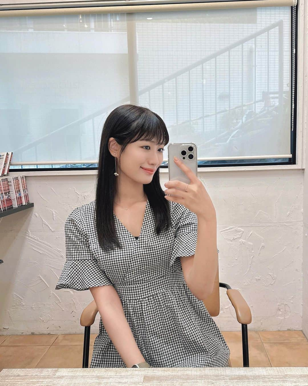 藤田奈那のインスタグラム：「＊ 今日から9月ですね🍡  まだ暑い日が続きそうだけど、秋楽しめたら良いな〜 美味しいもの沢山食べたいし、紅葉も観にいきたい🍁  体調に気をつけて過ごしましょうね☺️  先日、ヘアメンテナンスに行ってきました！ 髪も紫外線を浴びてお疲れ気味だったので しっかりケアしていただきました🫶🏻  落ち着いたカラーもお気に入り◎  💈 @accomplish_salon ✂️ @accomplish_shun   #RHas#RHasトリートメント #ヒト幹細胞 #ミネコラ #ミネコラトリートメント #ミネコラパーフェクト3 #プラチナミネコラ #ミネコラaccomplish #アコンプリッシュ #accomplish代官山 #accomplish #ヘアケア」