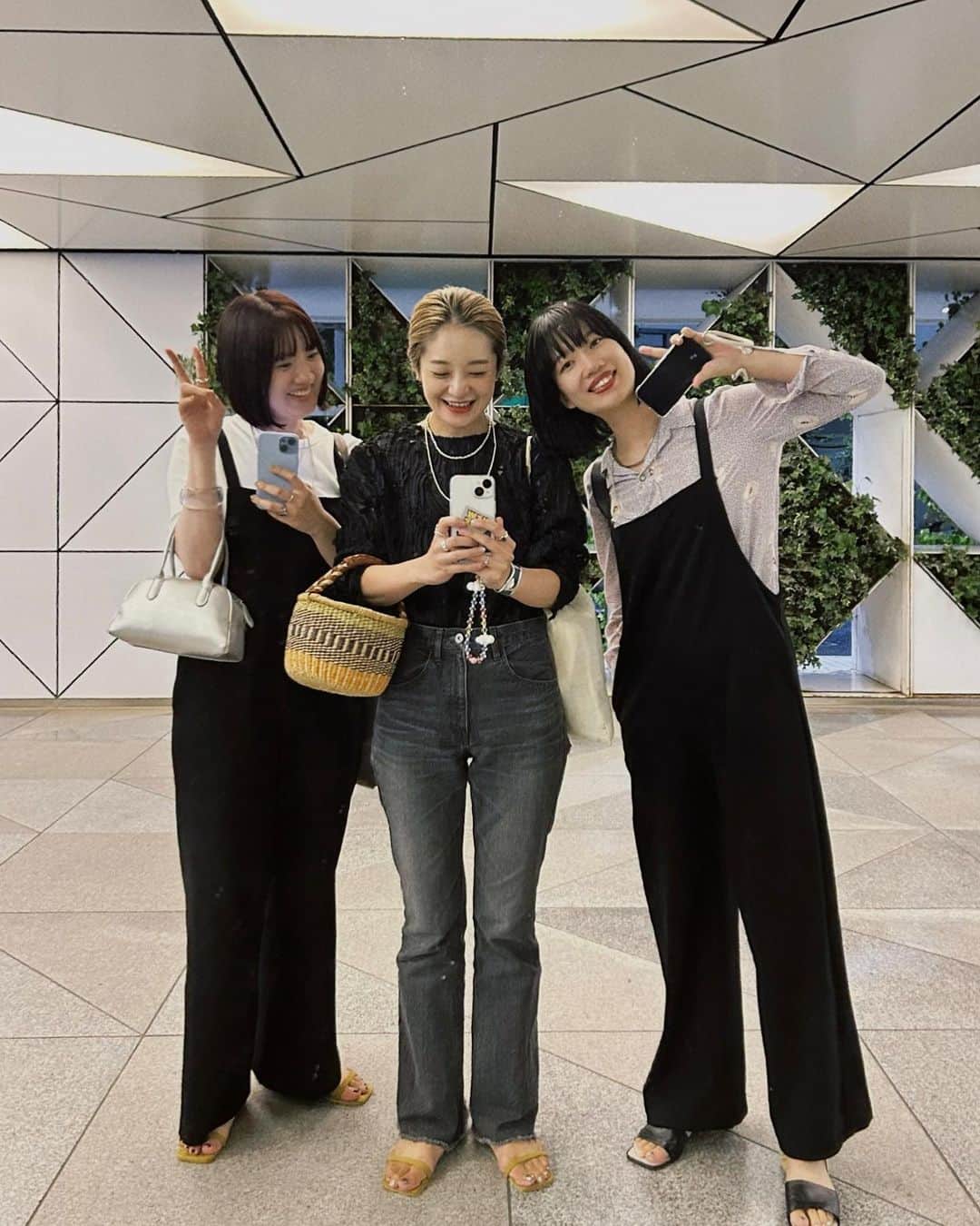 川島幸恵さんのインスタグラム写真 - (川島幸恵Instagram)「🧒🏻👩🏼👩🏻 ⁡ 何かしらリンクしていた今日のわたしたち😇 キャミサロペット:永田ちゃん＝小森ちゃん ストラップサンダル:小森ちゃん＝わたし ⁡ 気分被るよね〜♩な金曜日🌙 また月曜日👋👋👋 ⁡ 明日は大宮店に出勤します🙋🏼‍♀️✨ ⁡ ⁡ #SHENERY_official #blouse #SHENERY #denimpants #SHENERY #archive #necklace #harpo #navajojewelry  #maisonno8 #fashion #styling #laceblouse  #autumn」9月1日 20時46分 - sachie118