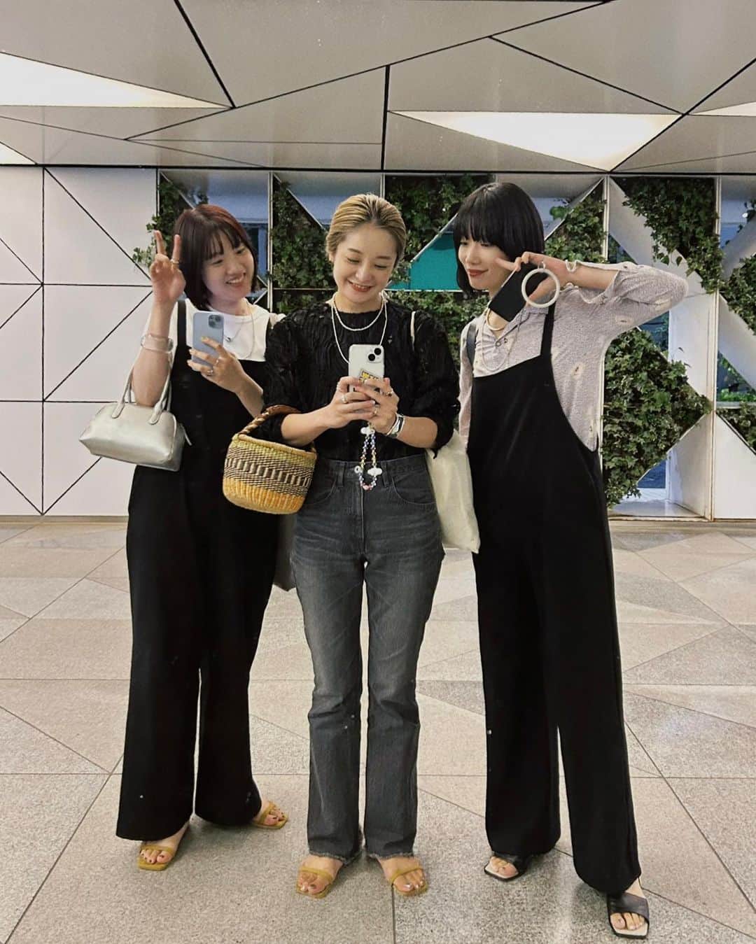 川島幸恵さんのインスタグラム写真 - (川島幸恵Instagram)「🧒🏻👩🏼👩🏻 ⁡ 何かしらリンクしていた今日のわたしたち😇 キャミサロペット:永田ちゃん＝小森ちゃん ストラップサンダル:小森ちゃん＝わたし ⁡ 気分被るよね〜♩な金曜日🌙 また月曜日👋👋👋 ⁡ 明日は大宮店に出勤します🙋🏼‍♀️✨ ⁡ ⁡ #SHENERY_official #blouse #SHENERY #denimpants #SHENERY #archive #necklace #harpo #navajojewelry  #maisonno8 #fashion #styling #laceblouse  #autumn」9月1日 20時46分 - sachie118