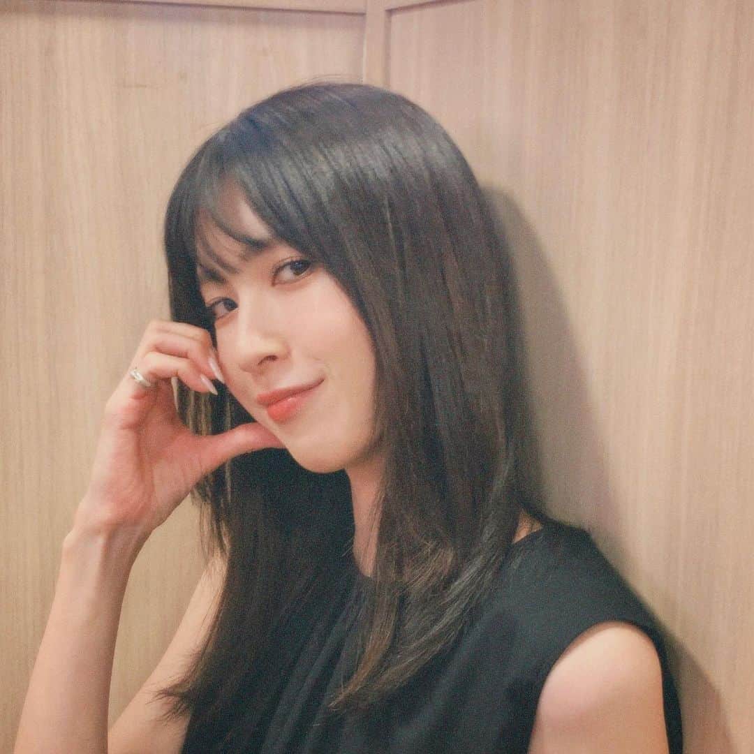 うちだゆうほさんのインスタグラム写真 - (うちだゆうほInstagram)「そういえば髪の毛をちょっとだけ変えたんです、ストレートだとわかんないけど、表面レイヤー入れてもらって動き出てかわいいです🫶🏻🖤 @shigeyoko」9月1日 20時46分 - uchidayuho
