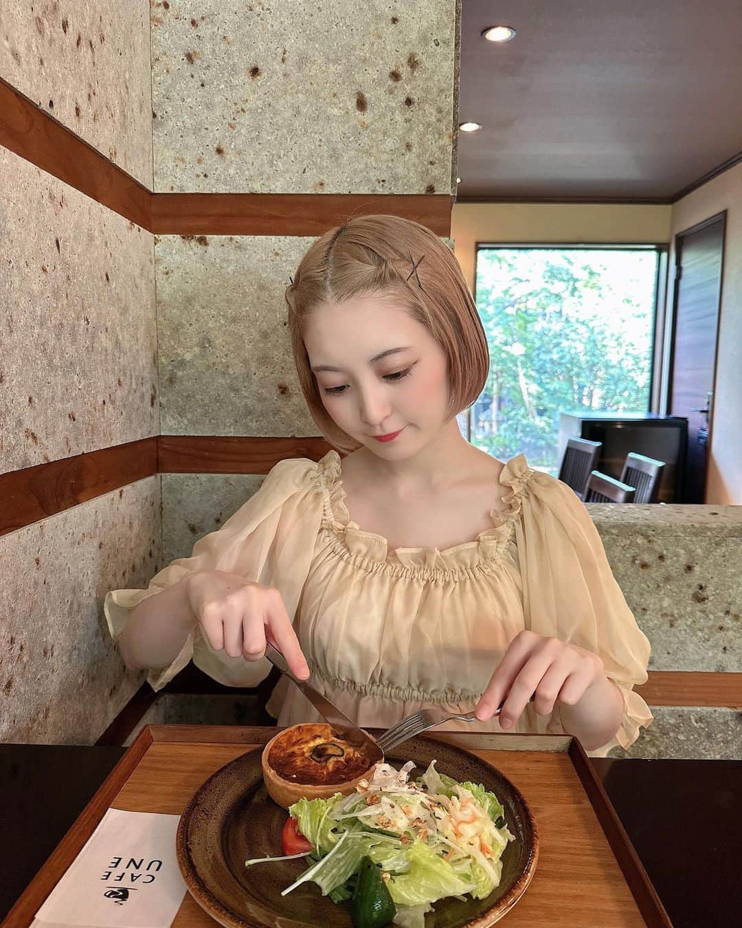 白井真緒さんのインスタグラム写真 - (白井真緒Instagram)「お母さんとカフェ巡り🍰  きのこのキッシュ×サラダ フルーツティー×チーズタルト  どれも美味しかったな〜☺︎  #食べる白井 #こはくのカフェきろく #カフェ巡り #cafe #カフェ活 #カフェユンヌ #cafeune #ハイトーン #ハイトーンボブ #デコ出し」9月1日 20時47分 - kohaku_shirai_official