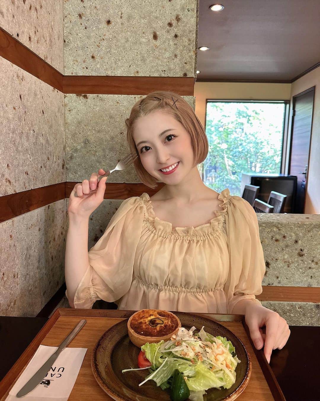 白井真緒さんのインスタグラム写真 - (白井真緒Instagram)「お母さんとカフェ巡り🍰  きのこのキッシュ×サラダ フルーツティー×チーズタルト  どれも美味しかったな〜☺︎  #食べる白井 #こはくのカフェきろく #カフェ巡り #cafe #カフェ活 #カフェユンヌ #cafeune #ハイトーン #ハイトーンボブ #デコ出し」9月1日 20時47分 - kohaku_shirai_official