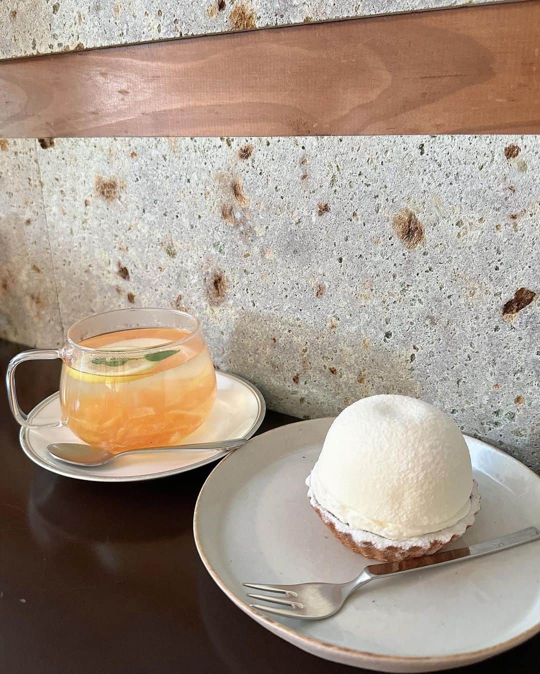 白井真緒さんのインスタグラム写真 - (白井真緒Instagram)「お母さんとカフェ巡り🍰  きのこのキッシュ×サラダ フルーツティー×チーズタルト  どれも美味しかったな〜☺︎  #食べる白井 #こはくのカフェきろく #カフェ巡り #cafe #カフェ活 #カフェユンヌ #cafeune #ハイトーン #ハイトーンボブ #デコ出し」9月1日 20時47分 - kohaku_shirai_official