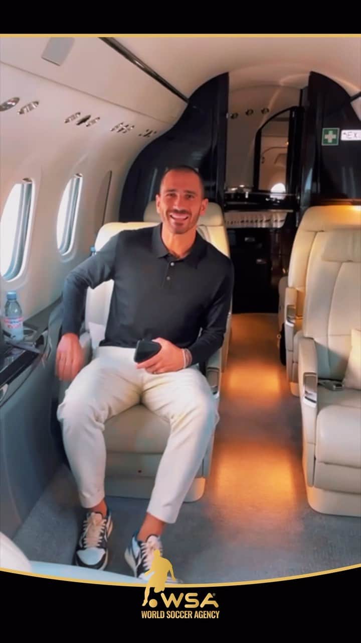 レオナルド・ボヌッチのインスタグラム：「🎬 | EXCLUSIVE: BEHIND THE SCENES ✈️  Together with @bonuccileo19 in his journey to Berlin 🇩🇪⚽️  ©️: @worldsocceragency ✅  #Bonucci | #WillkommenLeo | #FCUnion | #WSATransfer  #FCU #Transfer #Bundesliga #Football #WorldSoccerAgency #WSA」