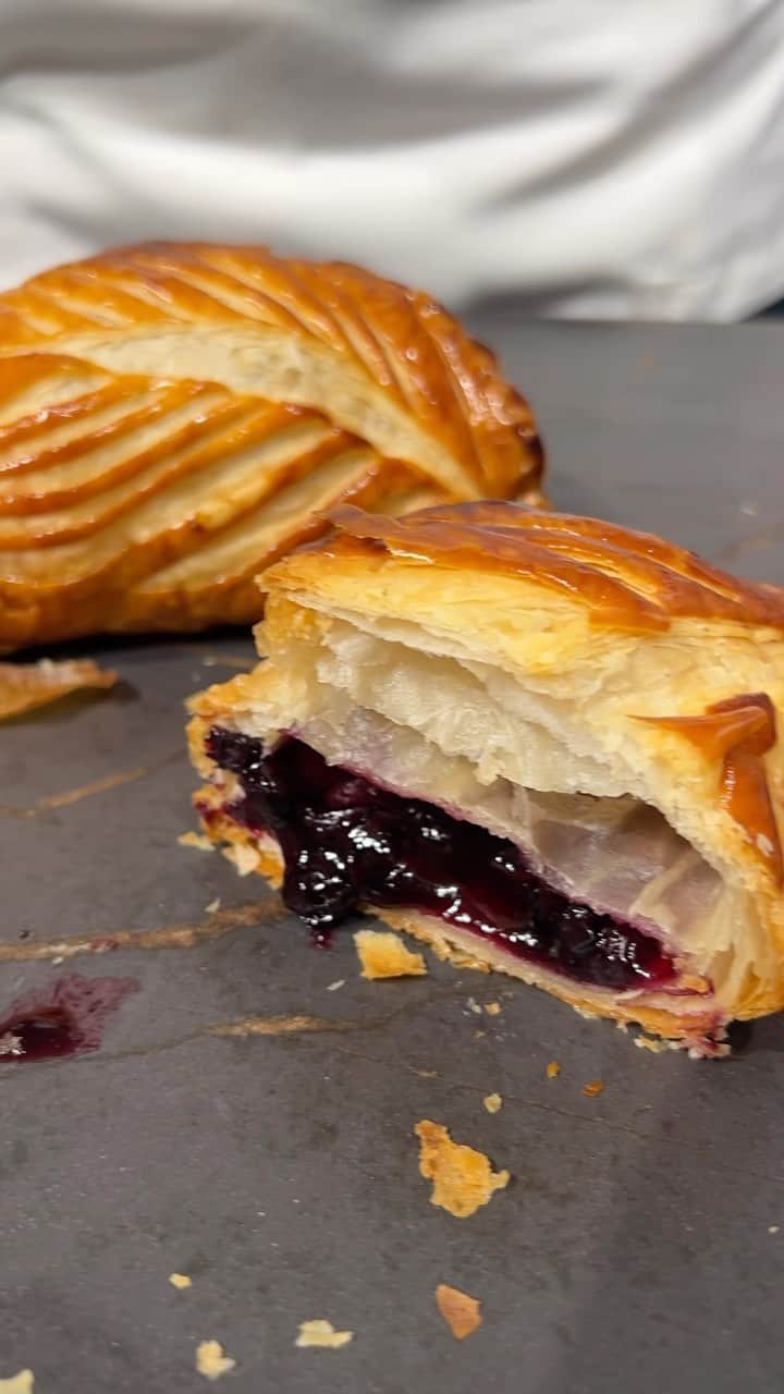 DOMINIQUE ANSEL BAKERYのインスタグラム：「Fresh Huckleberry & Blueberry Chaussons for this weekend’s special here in Flatiron at @dominiqueanselworkshop. Juicy ripe summer huckleberry and blueberry compote inside a golden pastry crust, today through Monday (Labor Day 9/4) only.」