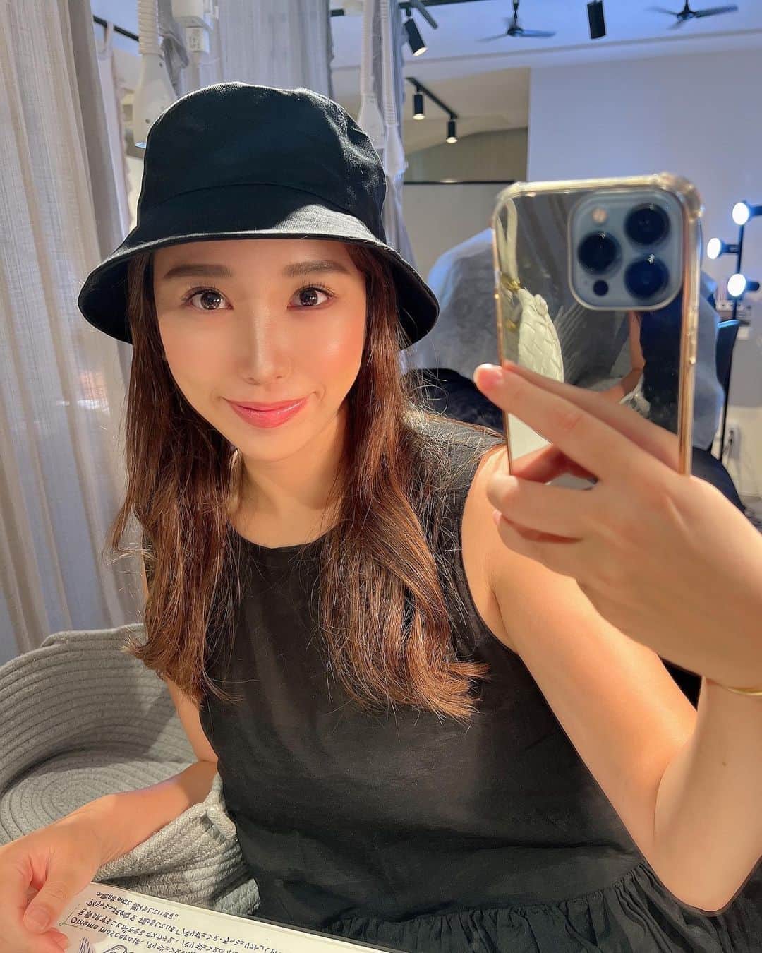 Shop-owner and Buyer.Nailstさんのインスタグラム写真 - (Shop-owner and Buyer.NailstInstagram)「スライドすると動画も❤️ ⁡ ⁡ 只今、絶賛ファスティング中です😎❤️ お腹すいてます😎でも一食は野菜中心なら 食べて良いとのことなので食べてるから だいぶ満足感ある😍💕 ⁡ あと、最近ハマってるのが… アリサンの有機ポップコーン見つけて🍿 しゆうくんおやつにも❤️👦🏻(無塩 そしてこれにホッティーの塩をかけて 私のおやつにも🍭❤️ 今度ファスティング終わったら キャラメルポップコーン自分で作りたい😍❤️ 映画館ぐらいの甘すぎない キャラメルポップコーンが好きなんよね🥹❤️ その感じにしたい！❤️ (一番最後に画像ある) ⁡ ⁡ あと、 もうずっと何年も通ってる マツエクサロンにも行ってきたー💕 @lieu_plie  妊婦さんの時もお仕事のことでオーナーのみくさんが 色々相談のってくれたりして😢💕 優しすぎたほんと…❤️ずっと忘れません😭💕 ⁡ ネイルもここに通ってたんだけど 担当のななさんが今休職中で悲しい、、😭💕 ⁡ マツエクは @lieu_plie.sk ちゃんに担当してもらってるよ🥰 早いしうまい！💕 ⁡ @lieu_plie_miku さんから 出産祝いで頂いた 話題のLALAの"遠赤外線"着圧ソックス🥹❤️ めっちゃ欲しかったから 嬉しすぎたーー😭💕 ⁡ ちなみに、みくさんのサロン @ でも販売してるよー😍💕 ⁡ 気になる方は気軽に電話してみてね❤️ 他にもボディ用とかめっちゃ種類あるの#で 色々相談のってくれるよー😍 #⁡ これ着てるだけなのにどんどん痩せてくみくさんを 見てたからめっちゃ気になってたんよ🥹✨ いや、まぢで痩せてくからみんなで びっくりしてた😍💕 ⁡ 一見すると、普通の黒のハイソックスなんやけど 履いてみると、これが本当にすごい！🥹✨ ⁡ ⁡ 520デニールのハイサポート糸で 足首からふくらはぎにかけての段階着圧設計によって 足元をキュッと引き締めしっかりサポートしてくれる😍 ⁡ 履き口や、つま先はくいこみにくく窮屈感を 和らげる作りになっているから 履いててもめっちゃええ感じ！！😍 ⁡ 🔸そして何よりすごいのは✨ 光電子の特長である遠赤外線によって 保温する働きがあるねん！😍❤️ それが痩せやすくなるポイント！！✨ 良いお値段するだけあって ええものやわ😎❤️ ⁡ あっちなみにこれの光電子っていうのは… 体温域で効率よく遠赤外線をふく射する 繊維繊維に純度の高い遠赤外線セラミックスと さらに特殊なファインセラミックスを 練り込んだもので、体温を吸収して、 遠赤外線をふく射し保温する働きがあるんやって😍✨ ⁡ パソコン作業やったり 家事も常に立ってるから 足めっちゃ浮腫むんやけど これ履いてたらめっちゃ楽🥹❤️❤️ 見た目もシンプルやからいい！❤️ ⁡ って勝手なおすすめ！😂❤️笑 案件とかじゃないです🥰笑 ⁡ 良いものはどんどん発信したいなーって 最近より強く思ってる🥰❤️  ＝＝＝＝＝＝＝＝＝＝＝＝＝＝＝ #男の子ママ #男の子ベビー #男の子ママと繋がりたい #男の子ママコーデ #おとこのこママ #バケハコーデ #バケットハット  #バケットハットコーデ #ブラックコーデ #大阪マツエクサロン #大阪マツエク #マツエクサロン #有機 #健康オタク #健康オタクと繋がりたい」9月1日 20時47分 - chiho_mirror.me