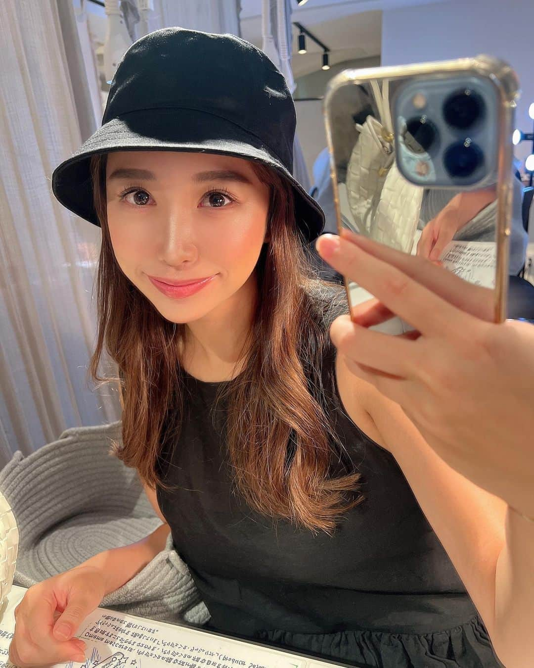 Shop-owner and Buyer.Nailstのインスタグラム：「スライドすると動画も❤️ ⁡ ⁡ 只今、絶賛ファスティング中です😎❤️ お腹すいてます😎でも一食は野菜中心なら 食べて良いとのことなので食べてるから だいぶ満足感ある😍💕 ⁡ あと、最近ハマってるのが… アリサンの有機ポップコーン見つけて🍿 しゆうくんおやつにも❤️👦🏻(無塩 そしてこれにホッティーの塩をかけて 私のおやつにも🍭❤️ 今度ファスティング終わったら キャラメルポップコーン自分で作りたい😍❤️ 映画館ぐらいの甘すぎない キャラメルポップコーンが好きなんよね🥹❤️ その感じにしたい！❤️ (一番最後に画像ある) ⁡ ⁡ あと、 もうずっと何年も通ってる マツエクサロンにも行ってきたー💕 @lieu_plie  妊婦さんの時もお仕事のことでオーナーのみくさんが 色々相談のってくれたりして😢💕 優しすぎたほんと…❤️ずっと忘れません😭💕 ⁡ ネイルもここに通ってたんだけど 担当のななさんが今休職中で悲しい、、😭💕 ⁡ マツエクは @lieu_plie.sk ちゃんに担当してもらってるよ🥰 早いしうまい！💕 ⁡ @lieu_plie_miku さんから 出産祝いで頂いた 話題のLALAの"遠赤外線"着圧ソックス🥹❤️ めっちゃ欲しかったから 嬉しすぎたーー😭💕 ⁡ ちなみに、みくさんのサロン @ でも販売してるよー😍💕 ⁡ 気になる方は気軽に電話してみてね❤️ 他にもボディ用とかめっちゃ種類あるの#で 色々相談のってくれるよー😍 #⁡ これ着てるだけなのにどんどん痩せてくみくさんを 見てたからめっちゃ気になってたんよ🥹✨ いや、まぢで痩せてくからみんなで びっくりしてた😍💕 ⁡ 一見すると、普通の黒のハイソックスなんやけど 履いてみると、これが本当にすごい！🥹✨ ⁡ ⁡ 520デニールのハイサポート糸で 足首からふくらはぎにかけての段階着圧設計によって 足元をキュッと引き締めしっかりサポートしてくれる😍 ⁡ 履き口や、つま先はくいこみにくく窮屈感を 和らげる作りになっているから 履いててもめっちゃええ感じ！！😍 ⁡ 🔸そして何よりすごいのは✨ 光電子の特長である遠赤外線によって 保温する働きがあるねん！😍❤️ それが痩せやすくなるポイント！！✨ 良いお値段するだけあって ええものやわ😎❤️ ⁡ あっちなみにこれの光電子っていうのは… 体温域で効率よく遠赤外線をふく射する 繊維繊維に純度の高い遠赤外線セラミックスと さらに特殊なファインセラミックスを 練り込んだもので、体温を吸収して、 遠赤外線をふく射し保温する働きがあるんやって😍✨ ⁡ パソコン作業やったり 家事も常に立ってるから 足めっちゃ浮腫むんやけど これ履いてたらめっちゃ楽🥹❤️❤️ 見た目もシンプルやからいい！❤️ ⁡ って勝手なおすすめ！😂❤️笑 案件とかじゃないです🥰笑 ⁡ 良いものはどんどん発信したいなーって 最近より強く思ってる🥰❤️  ＝＝＝＝＝＝＝＝＝＝＝＝＝＝＝ #男の子ママ #男の子ベビー #男の子ママと繋がりたい #男の子ママコーデ #おとこのこママ #バケハコーデ #バケットハット  #バケットハットコーデ #ブラックコーデ #大阪マツエクサロン #大阪マツエク #マツエクサロン #有機 #健康オタク #健康オタクと繋がりたい」