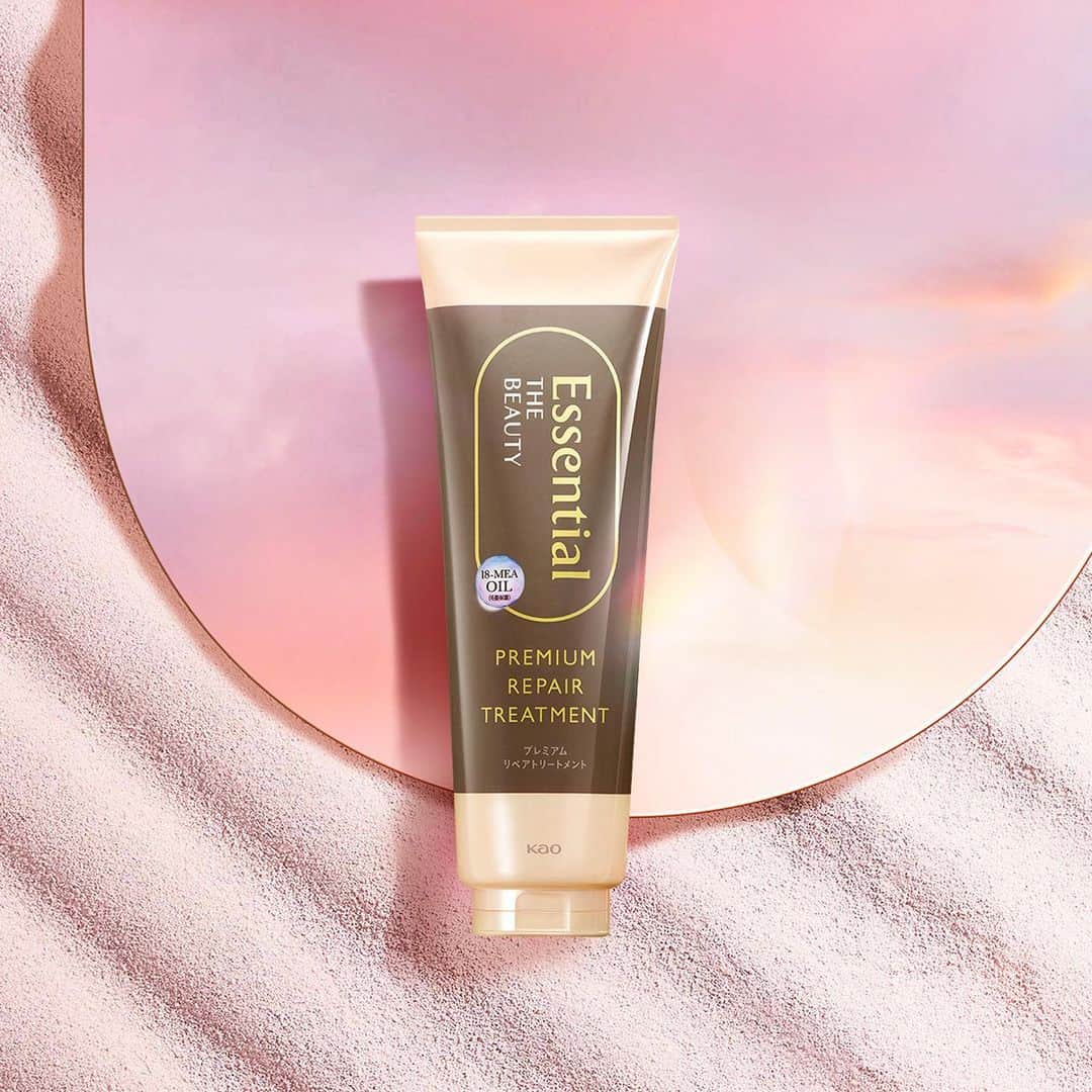 エッセンシャルのインスタグラム：「NEW💛 Essential THE BEAUTY リペアシリーズ  PREMIUM REPAIR TREATMENT💫​  -洗い流すヘアートリートメント-  繰り返したカラー、アイロンの熱などの蓄積ダメージを集中補修  ✓髪の内部とキューティクルの蓄積ダメージを集中補修 ・11種のアミノ酸成分配合（補修） ・ツヤめきや指通りの良さに必須の成分、 18-MEA OIL配合（毛髪保護）  ✓プレミアム美容成分配合  ✓こっくり濃密なクリームタイプ  #エッセンシャル #ヘアトリートメント #トリートメント #ヘアケア #ヘアケア用品 #ヘアケアグッズ」