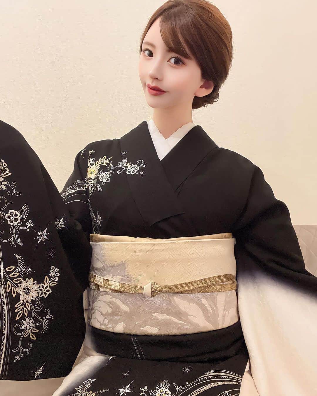 愛川みれいさんのインスタグラム写真 - (愛川みれいInstagram)「先日のイベントでのお着物👘❤️  👘 @minenagoya  💇‍♀️ @yuka.s0717   ママっぽく仕上げて頂き感謝です💋  #ヘアメ#ヘアメイク#お着物#和装 #ママ#イベント#感謝#愛川みれい」9月1日 20時48分 - mirei.aikawa