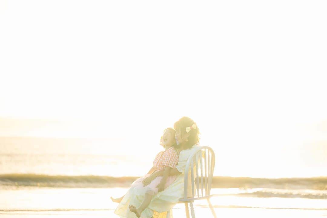 保坂さほさんのインスタグラム写真 - (保坂さほInstagram)「大好きな夏が終わってしまうー！  四季の中で夏が1番好きだから寂しいな  でもまだまだ暑そうだから出来る限り満喫しとこ♡  special thanks @photostudio_mou_masaki @photostudio_mou_takuro  ♡  ♡  ♡  #保坂さほ#ロケ#ロケーションフォト #ロケーション撮影 #キッズ撮影#ベビー撮影#ファミリーフォト#ファミリーフォト撮影 #東京ママ#東京キッズ#関東ママ#関東キッズ#ママフォトグラファー#ママカメラ#ママカメラマン#ママカメラ部 #東京フォトスタジオ#東京写真館#フォトスタジオ#写真館#ロケーション撮影会 #ロケ撮影会#埼玉ママ#ロケ撮影 #ロケハン#ロケーション撮影 #サンセット撮影#海フォト#サンセットフォト#海撮影」9月1日 20時49分 - saho_hosaka