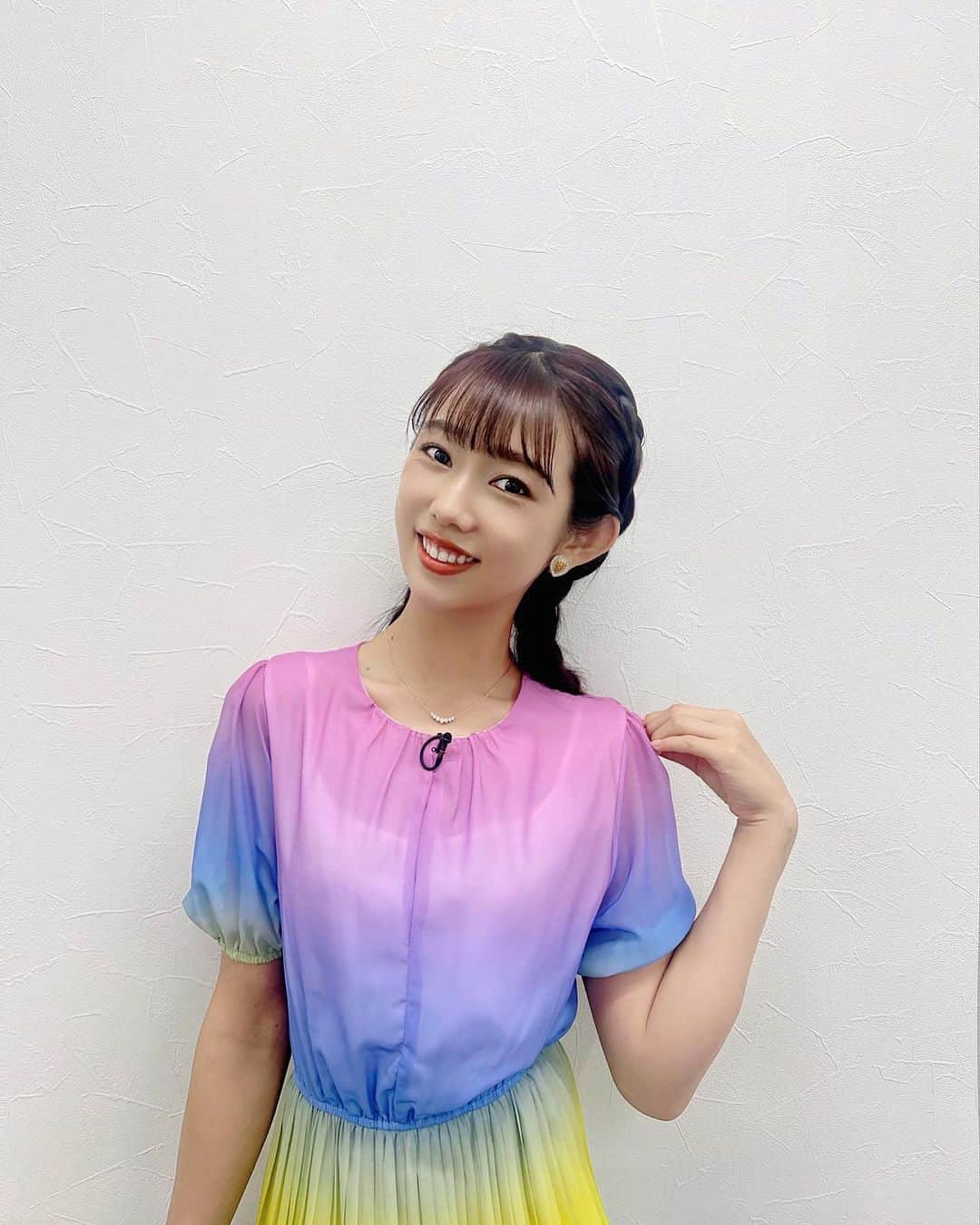 堀江聖夏のインスタグラム：「⌇‎今日から9月𓂃  ⁡ 9月もよろしくね🥺 9月の目標は姿勢をよくする!です⇦ ⁡ ⁡ 毎週日曜22:54〜放送しています𓂃 𓈒❁⃘ ⁡ BS日テレ「汐留TV!」 衣装は ⁡ ワンピース：WildLily @wildlily_daikanyama  イヤリング：ABISTE @abiste_official  サンダル：スタイリストさん私物 ⁡ この日は三つ編みをしていただきました☻  レインボー🌈カラーの ワンピースがかわいいっ☁️ ⁡ スタイリストのやまさん、いつも ありがとうございます♡  @stylist_sanae_ymsk_  ⁡ ⁡ ________________________________ #汐留TV #ワンピース #ワンピ #水玉ワンピース  #ドレス #夏服 #ブルベ冬 #wildlilydaikanyama」