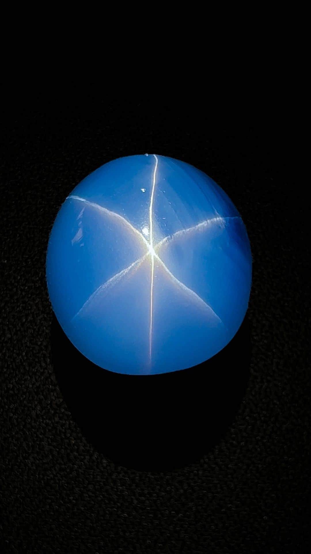 アメリカ自然史博物館のインスタグラム：「Do you remember? Sapphire is the birthstone of September. 🔵✨  #gems #sapphire #september #virgo #virgoseason #museums #amnh #geology #minerals #birthstone」
