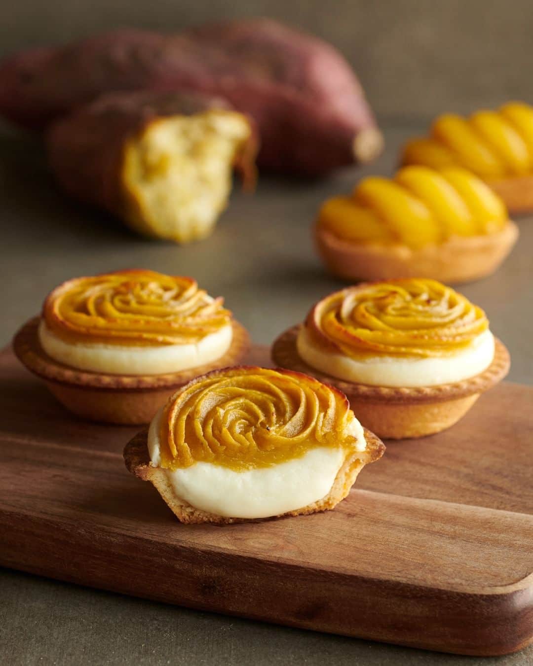 BAKE CHEESE TART OFFICIALのインスタグラム：「9/1 START 「焼きたてチーズタルト 安納芋スイートポテト」  糖度が高く、ねっとりとした食感が人気の ブランドさつま芋「安納芋」を使用した 季節限定フレーバーです。  安納芋クリームに卵とバターでコクを加え、 香ばしく焼き上げたチーズタルトは 口いっぱいに濃厚なお芋の風味が広がります。  ┈┈┈┈┈┈┈┈ 🍁Happy Autumn Cheese Tart Fair🍁  9/1(金) 〜 🍠安納芋スイートポテト 🎃パンプキン  10/1(日) 〜 🌰モンブラン  10/15(日) 〜 🍠紫芋 ┈┈┈┈┈┈┈┈  ※ 紫芋はサクラマチ熊本店・アミュプラザ鹿児島店は販売対象外となります。 ※ 全商品売り切れ次第終了  #ベイクチーズタルト #bakecheesetart #チーズタルト専門店 #チーズタルト #チーズ #チーズケーキ #安納芋 #スイートポテト #さつまいもスイーツ」