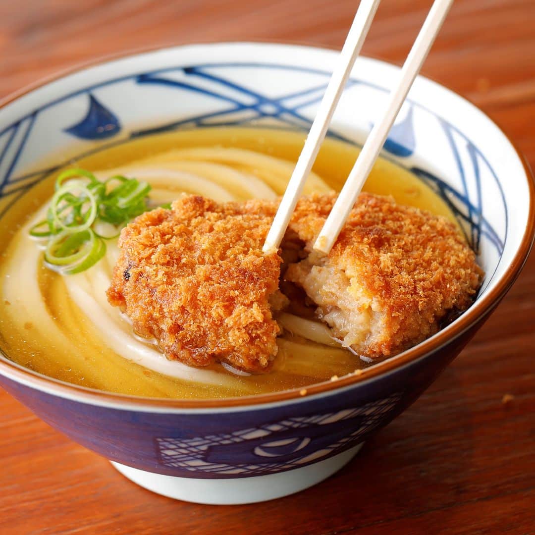 丸亀製麺さんのインスタグラム写真 - (丸亀製麺Instagram)「食べてみたい期間限定天ぷらをコメントで教えてください👀  今月も旬の味わいが楽しめる季節限定天ぷらが登場！ ラインナップはこちら👇  🥢そのままサクッ、だしにつけてジュワッと味わいたい #長なす天 🥢柔らかくふわっとした身が特徴！だししょうゆで食べたい #太刀魚天 🥢じゃがいもの甘みがだしに溶け込む #コロッケ  🥢ほんのりとした甘味とぱつっとした食感が特徴 #万願寺とうがらし天   この機会にぜひお試しください😋  ※一部取扱のない店舗がございます。 ※長なす天は北海道・東北は取扱がございません。 ※万願寺とうがらし天は北海道・東北は9月10日ごろまでの販売となります。  #丸亀製麺 #丸亀うどん #udon #麺 #うどん #天ぷら」9月1日 21時00分 - marugame_