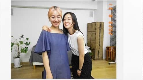 鮎川桃果のインスタグラム：「まこっちゃん最終日 最終日なんて言うと寂しいけど、今後もお互い色んなカタチで作品に関わってゆくと思います♪ だから、何も変わらない！笑  昨日は今までの事を少し話して、私達にもちゃんと歴史があることを実感 盛り上がったー😂  監督に俳優にクリエイティブなまこっちゃんは、これからも尊敬できる大好きな友達🍷‼︎」