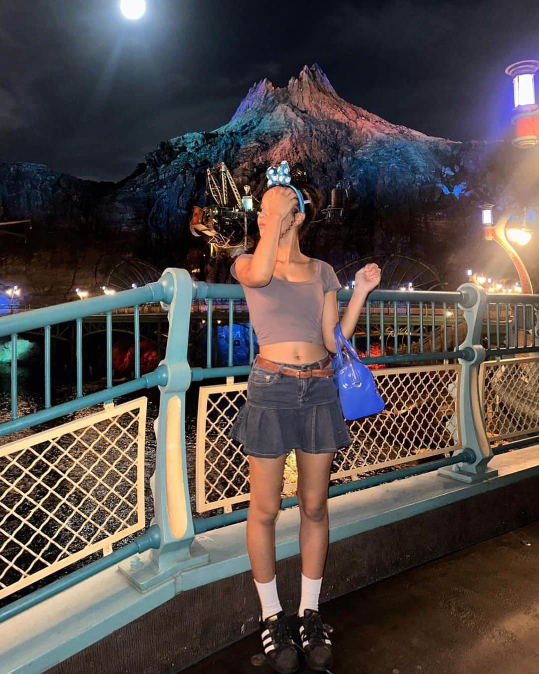 miyouのインスタグラム：「3時間ディズニー🏰‎🤍 意外と楽しめた☺︎   #行きの車から見えた月 🌕.*･ﾟ  #でっかかった  #miyouのおようふく」