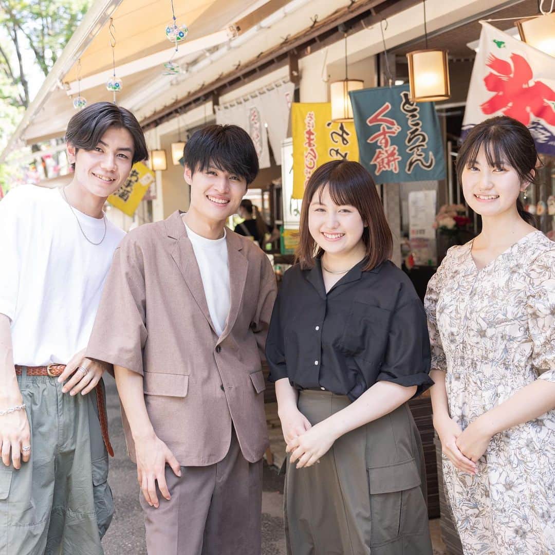 原口未帆のインスタグラム：「🌻メトコン夏企画🌻  先日、深大寺にてファイナリスト全員で撮影を行いました📸 今回は「私服コーデ」企画😳🫶🏻  ファイナリストのみなさん、 アイテムに自分の個性を反映させていたり、 お寺の美しい風景に調和した色味を使ったりと、 素敵なコーディネートを組んできてくれました🥰🥰  暑い中、みんなで元気に撮影を楽しみました💞💞  明日も素敵な写真をどんどん更新していくので、 みなさんお楽しみに〜❕🍧🎶  #メトコン #メトロポリタンコンテスト #都立大 #東京都立大学 #ファイナリスト #深大寺 #お寺 #私服コーデ」