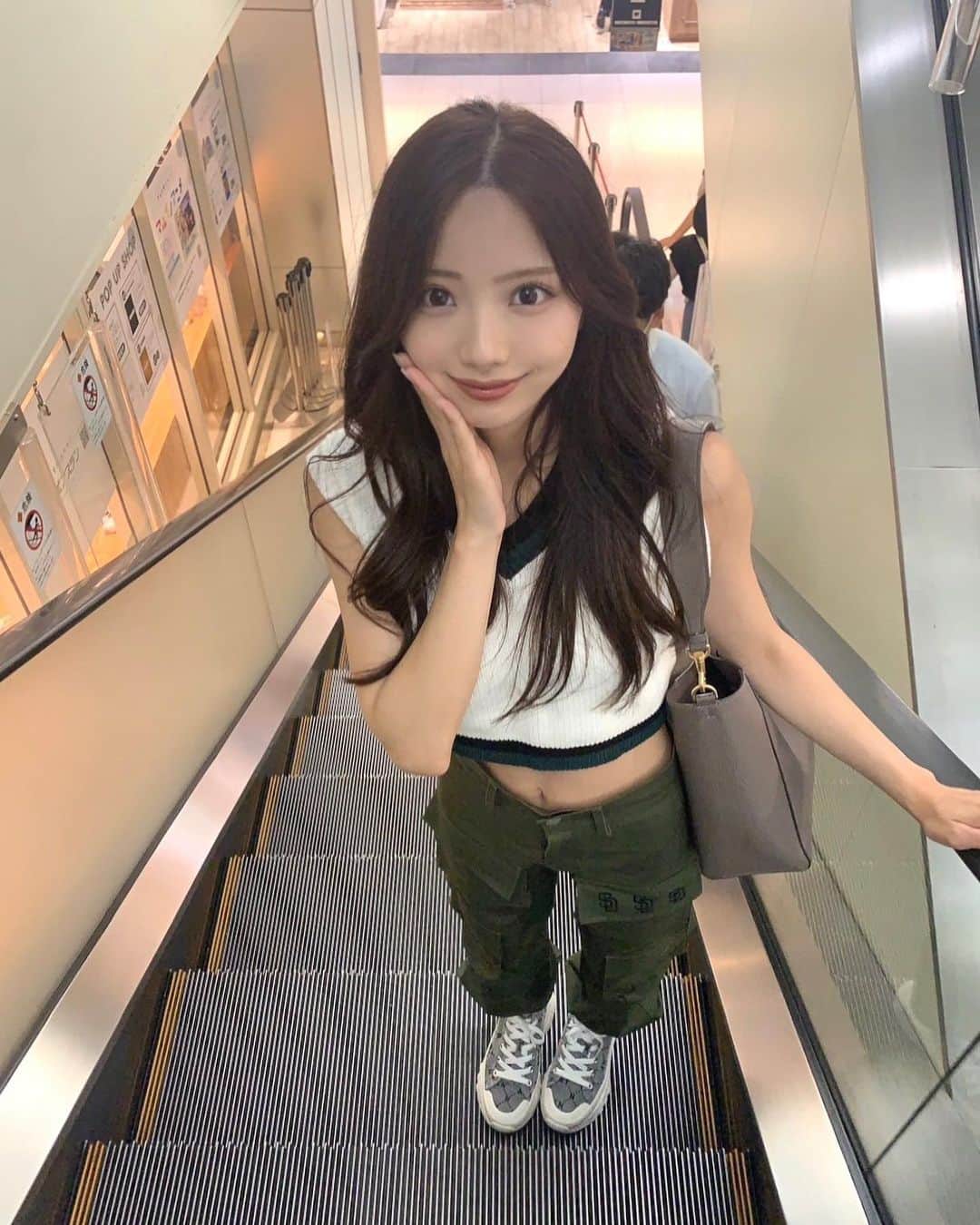 山下みちるのインスタグラム：「・ shopping day🛍‪‪❤︎‬  パドレスロゴのパンツがめちゃめちゃお気に入り🥰  髪色ちょっと明るくしました😽 ・ #ファッション  #오오티디  #데일리 #ootd  #fashion #instagood  #darich  #backtothefield  #mlb  #padres  #sandiegopadres」