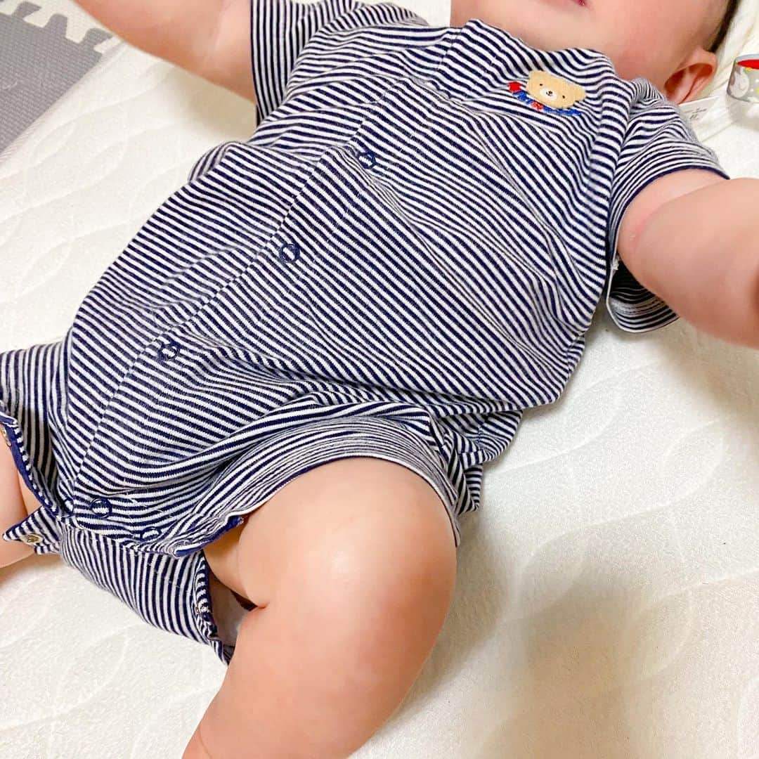 しほこのインスタグラム：「❤︎* ⁡ ⁡ キャリーオン(@carryon_official)様で お洋服を購入してみました🛍 ⁡ キャリーオンは 子供服の買取・販売コミュニティ👗👕 とにかく品数が豊富で、 サイズや性別だけではなく 商品の状態でも検索ができるから 欲しい商品を探しやすかった🙆‍♀️ ⁡ ⁡ ⬇️今回購入した物⬇️ ⁡ ︎︎︎︎☑︎ミキハウス    カバーオール 80size   状態★★★ ¥1,500 ⁡ ︎︎︎︎☑︎ミキハウス    甚平 70-80size   状態★★★ ¥900 ⁡ ︎︎︎︎︎︎☑︎ベイビー   カバーオール 80size   状態★★★★★ ¥700 ⁡ ⁡ 状態★★★の商品も 想像よりも綺麗でびっくり😳💓 ベビー服はすぐにサイズアウトしちゃうから 安く買えるのはとても魅力的🌼🌼🌼 ⁡ 今度は買取も利用してみようかな👀❤︎ ⁡ ⁡ 🏷全品20%OFFクーポン【 invite20 】 ⁡ ⁡ #キャリーオン #carryon #子供服 #こども服 #pr #ベビー服 #男の子ベビー #生後4ヶ月 #4ヶ月ベビー #男の子ママ #赤ちゃんのいる生活 #赤ちゃんフォト」