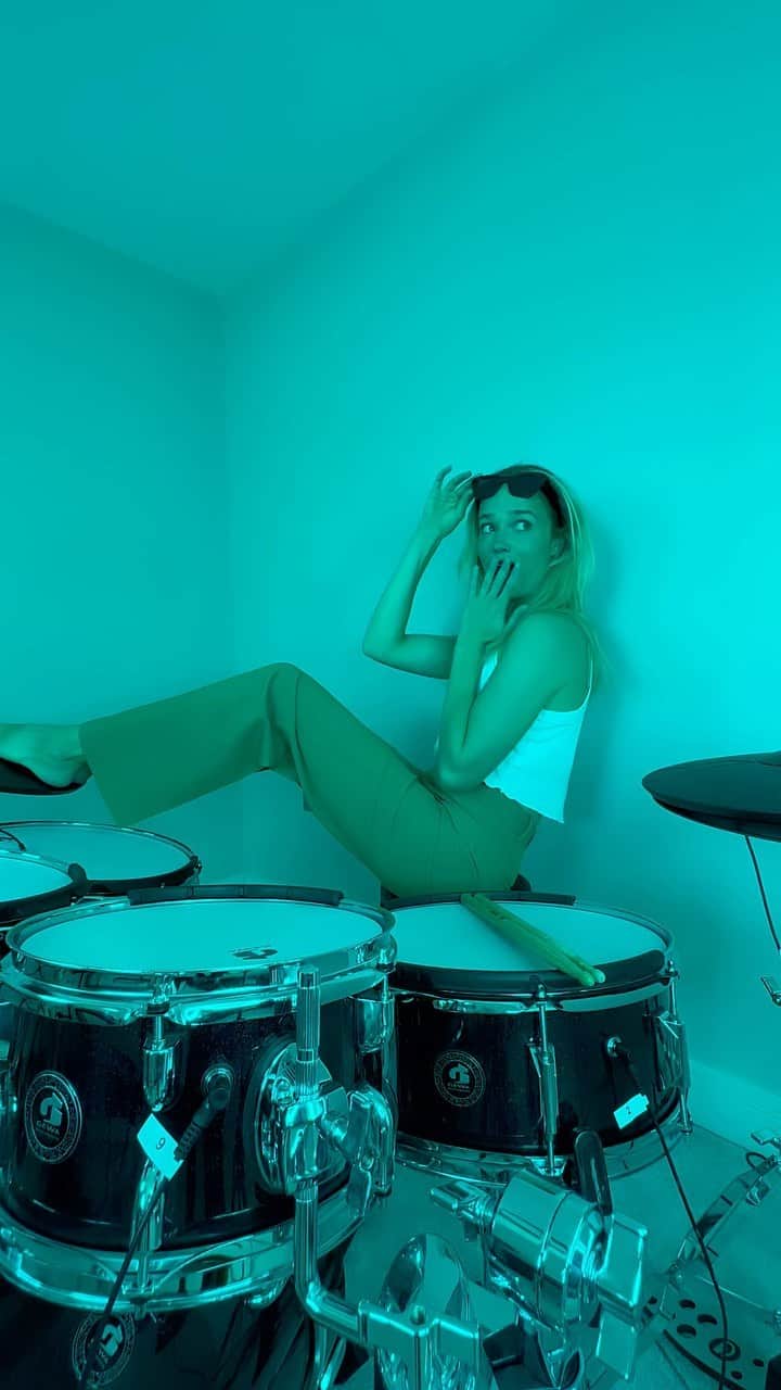 フローリーのインスタグラム：「I’m not even sure what happened here… . . . @gewadigitaldrums  . #barbie  . #drummer  . #drummergirl」
