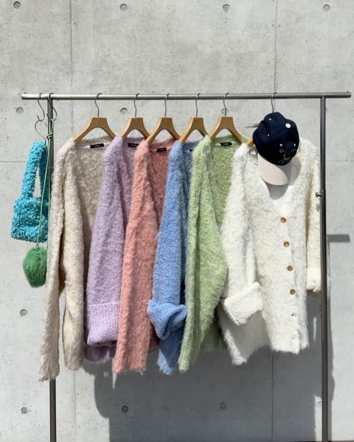 w closetのインスタグラム：「【new arrival】  "これ欲しいと思ったら保存しておくと便利♡" _______________  起毛Vネックカーディガン ¥6,490 color : オフホワイト　サックス　ラベンダー　オレンジ　ベージュ　グリーン  軽くて触り心地の良い1枚♡  ゆったりシルエットでレイヤードしやすい♪ 秋にはアウター代わりにも使えます◎ _______________  #wcloset#ダブルクローゼット#wclo_snap#トレンドアイテム#カラーコーディネート#レイヤード#秋ファッション#秋コーディネート#コーディネート#差し色コーデ#秋コーデ#カジュアルコーデ#カラーコーデ#トレンドコーデ#大人カジュアルコーデ#ニット#デニム#20代コーデ#ボリューム袖#ニットコーデ#デニムコーデ#ビックシルエット#カラーカーディガン#カーディガンコーデ #カーディガン#ピンクコーデ#ブルーコーデ#グリーンコーデ#パープルコーデ#ホワイトコーデ」