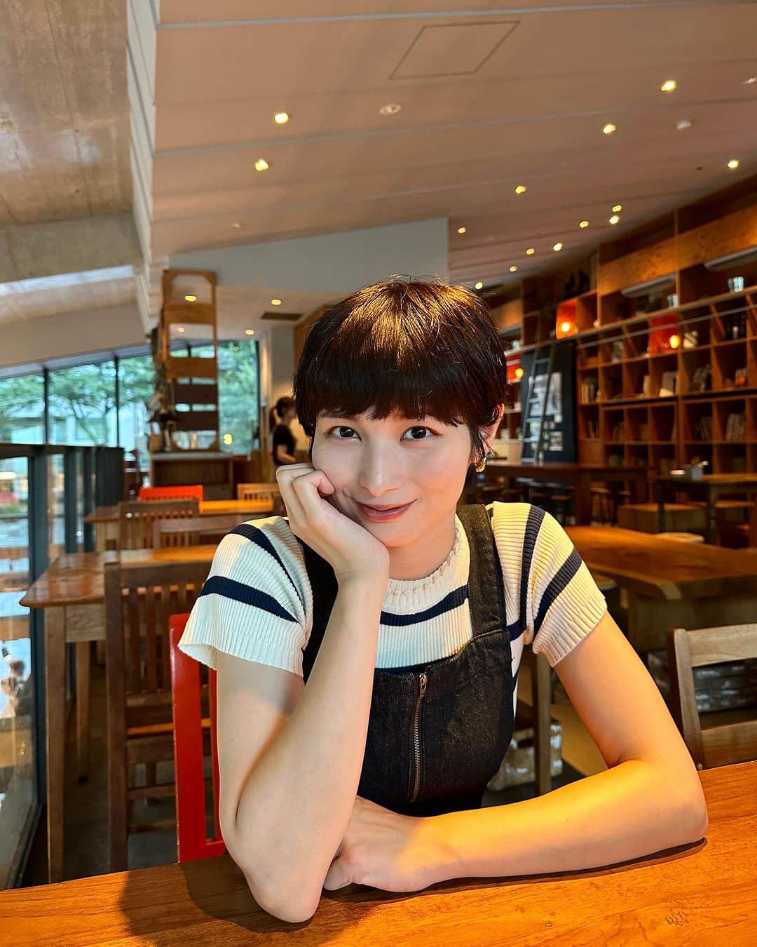 のインスタグラム：「９月になりましたね🌕 いつもいいねやたくさんのコメント ありがとうございます💗励みになっています!! 今月もよろしくお願いします🙏✨  #9月 #今月もよろしくお願いします  #大島璃乃  #カフェ #カフェタイム」