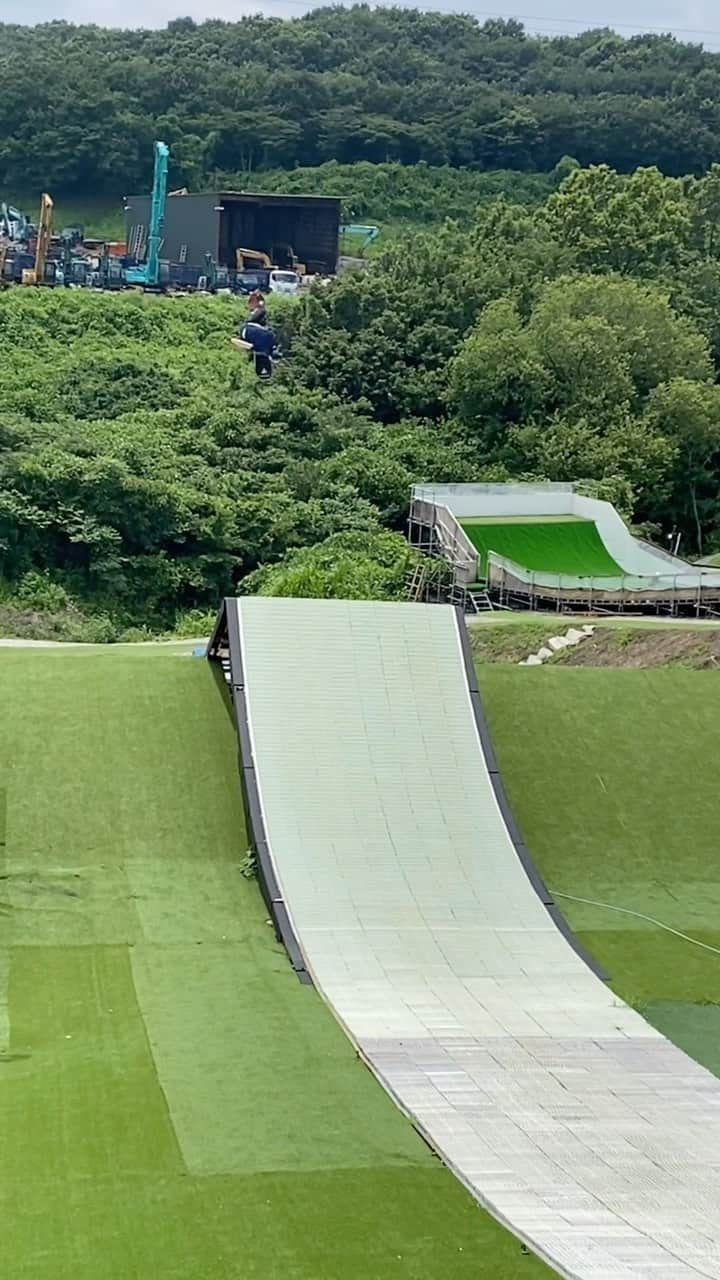 SuzukiAtsuhiroのインスタグラム：「Back side spin💫  ⛰ @saitamaquest   @romesds_japan  @girosnow_japan  @dominatorwax  @ebsmission  @hope__og  #星野リゾート #ネコママウンテンスキー場 #hoshinoresorts #romesds #giro #dominator #ebsmission #hope #チューンナップ工房mk #スノーボード #スノボ #snowboard #snowboarding #snowboarder #instagood #instalike #いいね返し」