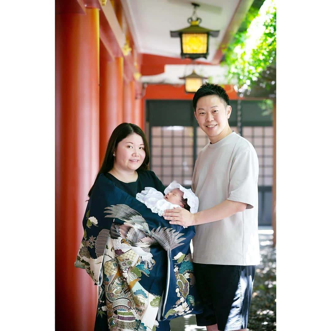 KOBOのインスタグラム：「赤坂日枝神社にてお宮参り⛩  秋は七五三でもおじゃまします😉  おめでとうございました🎊  #赤坂日枝神社」